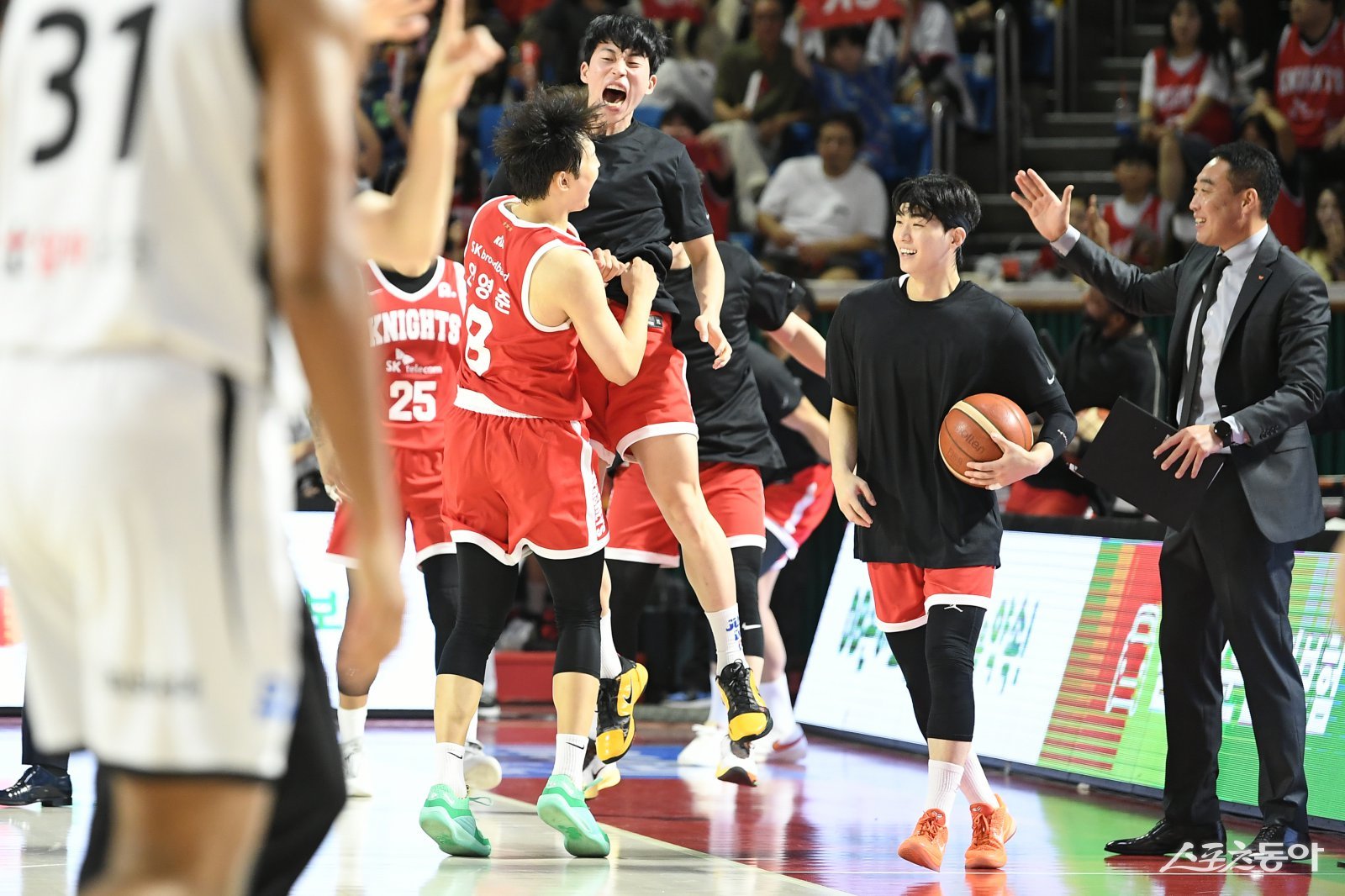 SK 안영준(오른쪽)이 5일 잠실학생체육관에서 열린 KT전 도중 슛을 성공시킨 직후 작전타임이 실시되자 SK 선수들에 코트로 나오며 함께 기뻐하고 있다. 사진제공|KBL