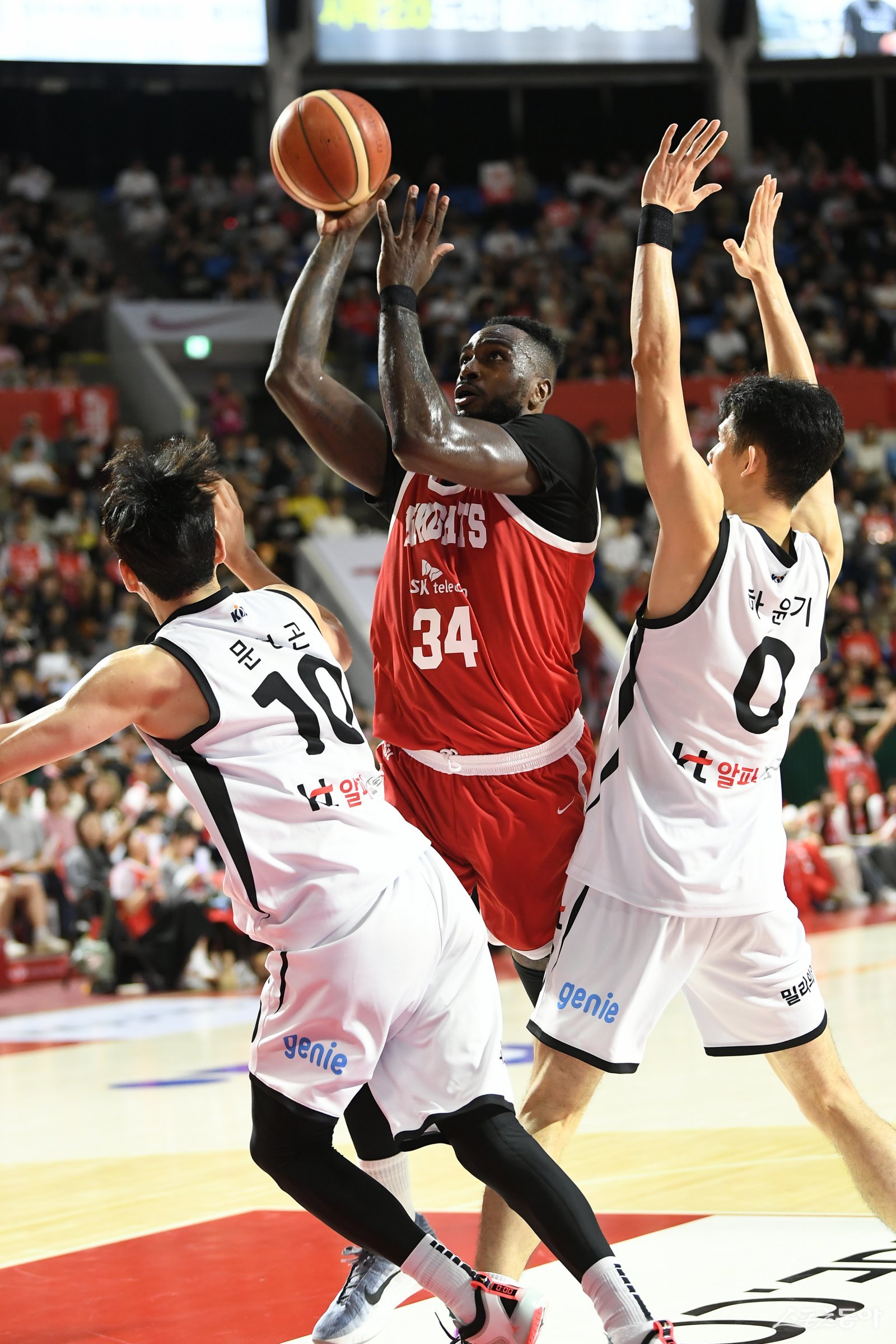 SK 자밀 워니(가운데)가 5일 잠실학생체육관에서 열린 KT전 도중 문성공(왼쪽)과 하윤기 사이를 돌파하고 있다. 사진제공|KBL