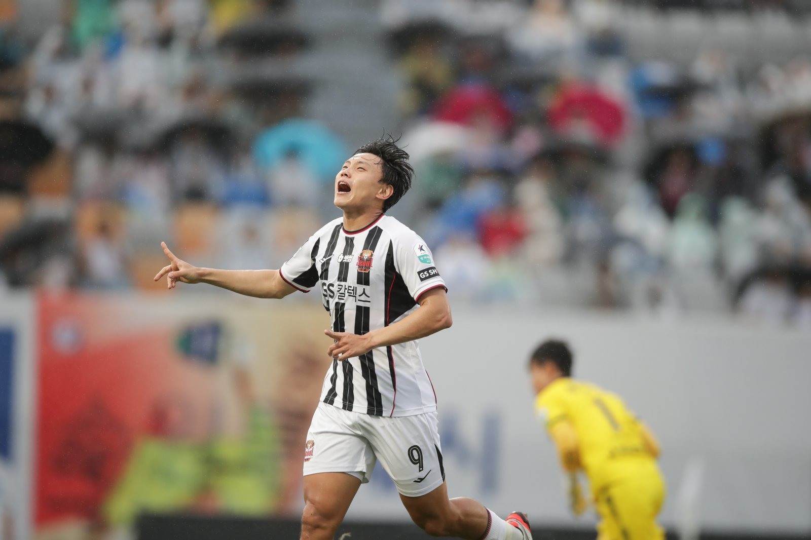 서울 조영욱이 5일 수원종합운동장에서 열린 수원FC와 K리그1 원정경기에서 동점골을 터트린 뒤 환호하고 있다. 사진제공｜한국프로축구연맹
