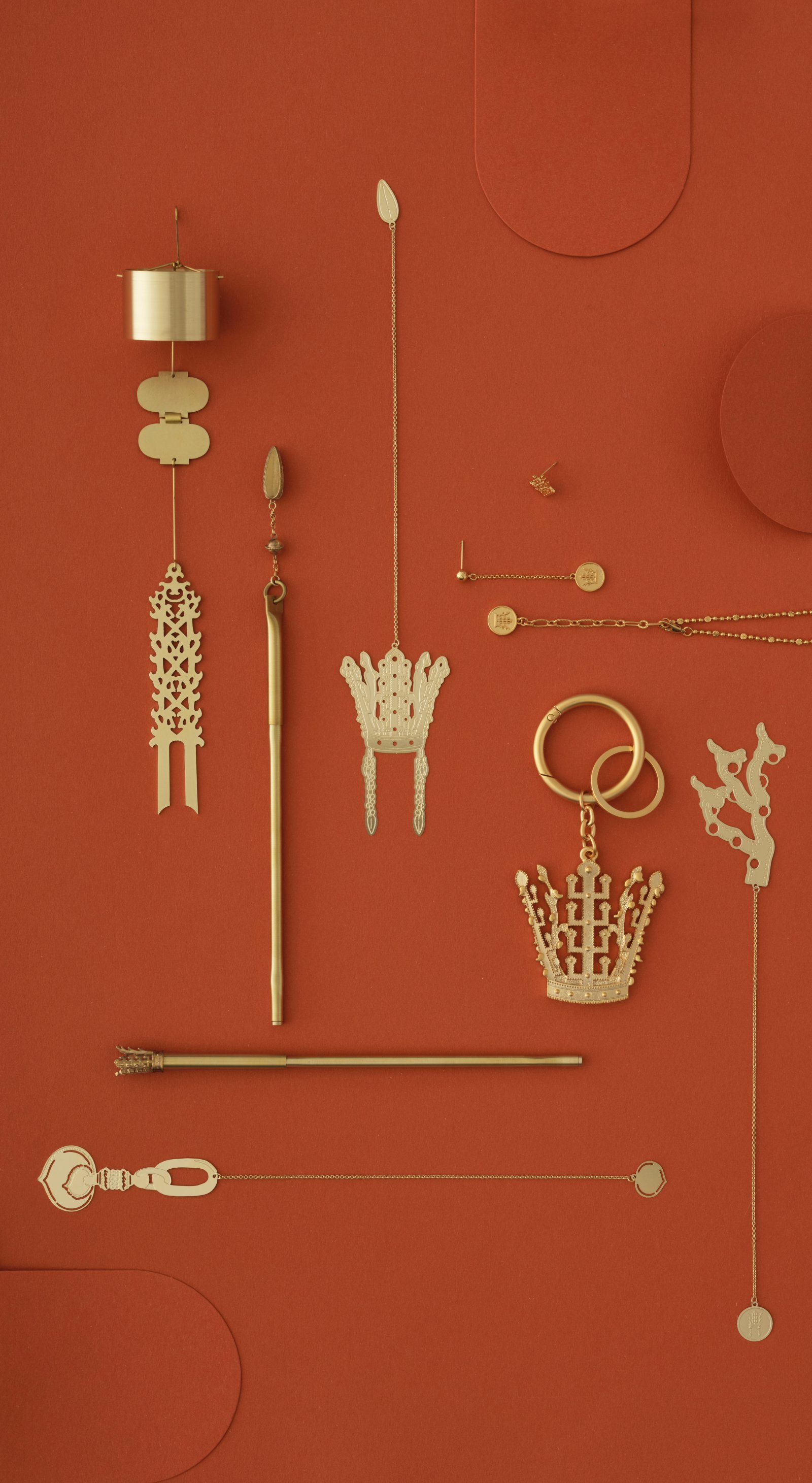 한국공예·디자인문화진흥원과 협업해 선보인 ‘신라 금관’ 모티브 제품 라인업. 사진제공ㅣ국립박물관문화재단