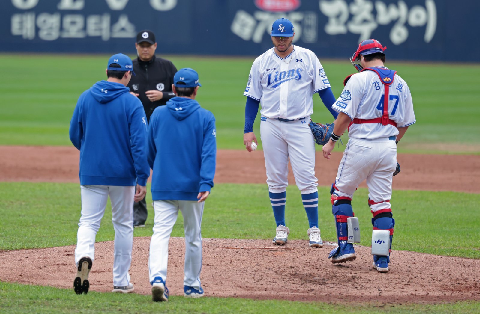 삼성 후라도(가운데)는 6일 대구 NC와 2025 PS WC 1차전에서 선발등판해 6.2이닝 4실점을 기록했다. 팀은 후라도의 예상 외 부진으로 패배 위기에 놓였다. 사진제공|삼성 라이온즈