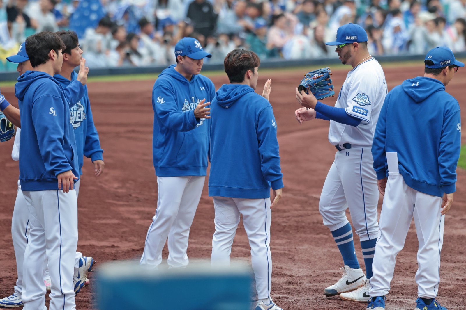 삼성 후라도(오른쪽 두 번째)는 6일 대구 NC와 2025 PS WC 1차전에서 선발등판해 6.2이닝 4실점을 기록했다. 팀은 후라도의 예상 외 부진으로 패배 위기에 놓였다. 사진제공|삼성 라이온즈