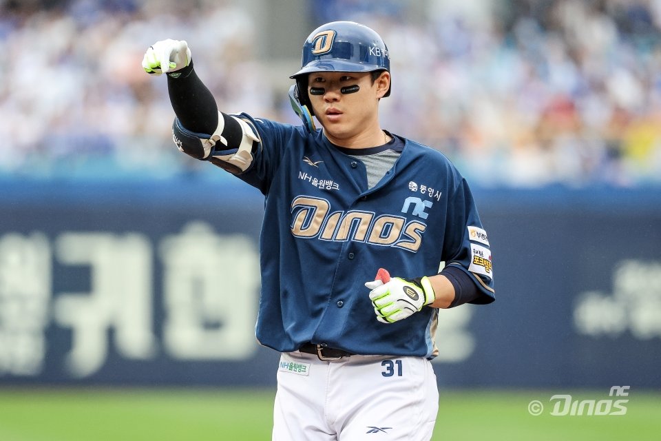 NC 최원준(사진)은 6일 대구 삼성과 2025 PS WC 1차전에서 2번타자 중견수로 선발출전했다. 데이비슨과 함께 멀티히트를 기록하며 공격에 활력을 불어넣었다. 사진제공|NC 다이노스