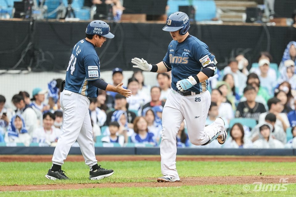 NC 김형준(오른쪽)은 6일 대구 삼성과 2025 PS WC 1차전서 9번타자 포수로 선발출전했다. 5회초 솔로포를 쳤으나 그 타석에서 왼쪽 손목에 통증을 느껴 교체됐다. 사진제공|NC 다이노스