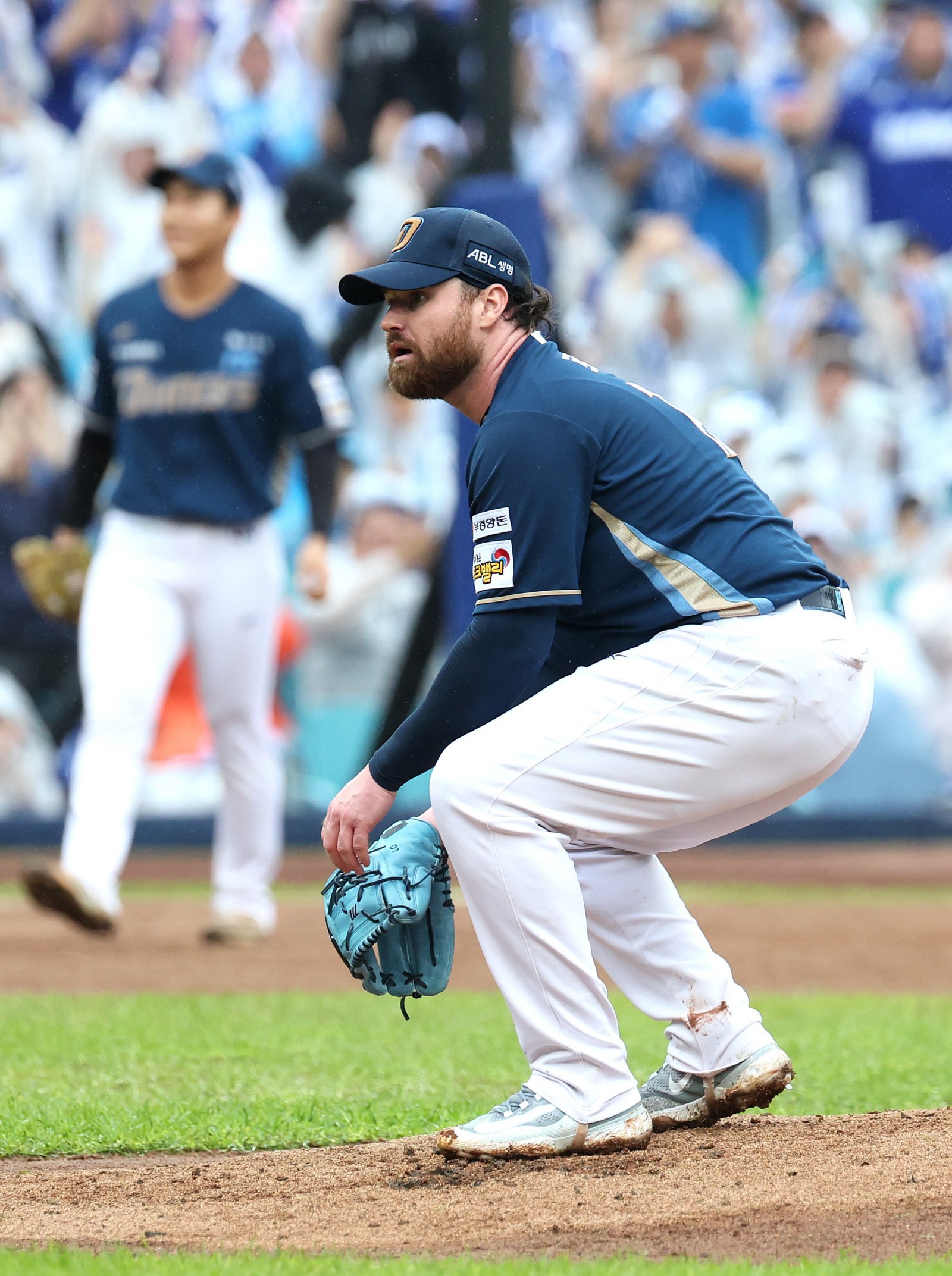 NC 외국인투수 로건 앨런이 7일 대구 삼성과 WC 결정 2차전서 1회말 강민호에게 볼넷을 내준 뒤 아쉬워하고 있다. 로건은 1회에만 볼넷 4개를 내주며 역대 PS 한 이닝 최다 4사구 허용 타이기록의 불명예를 썼다. 대구ㅣ뉴시스