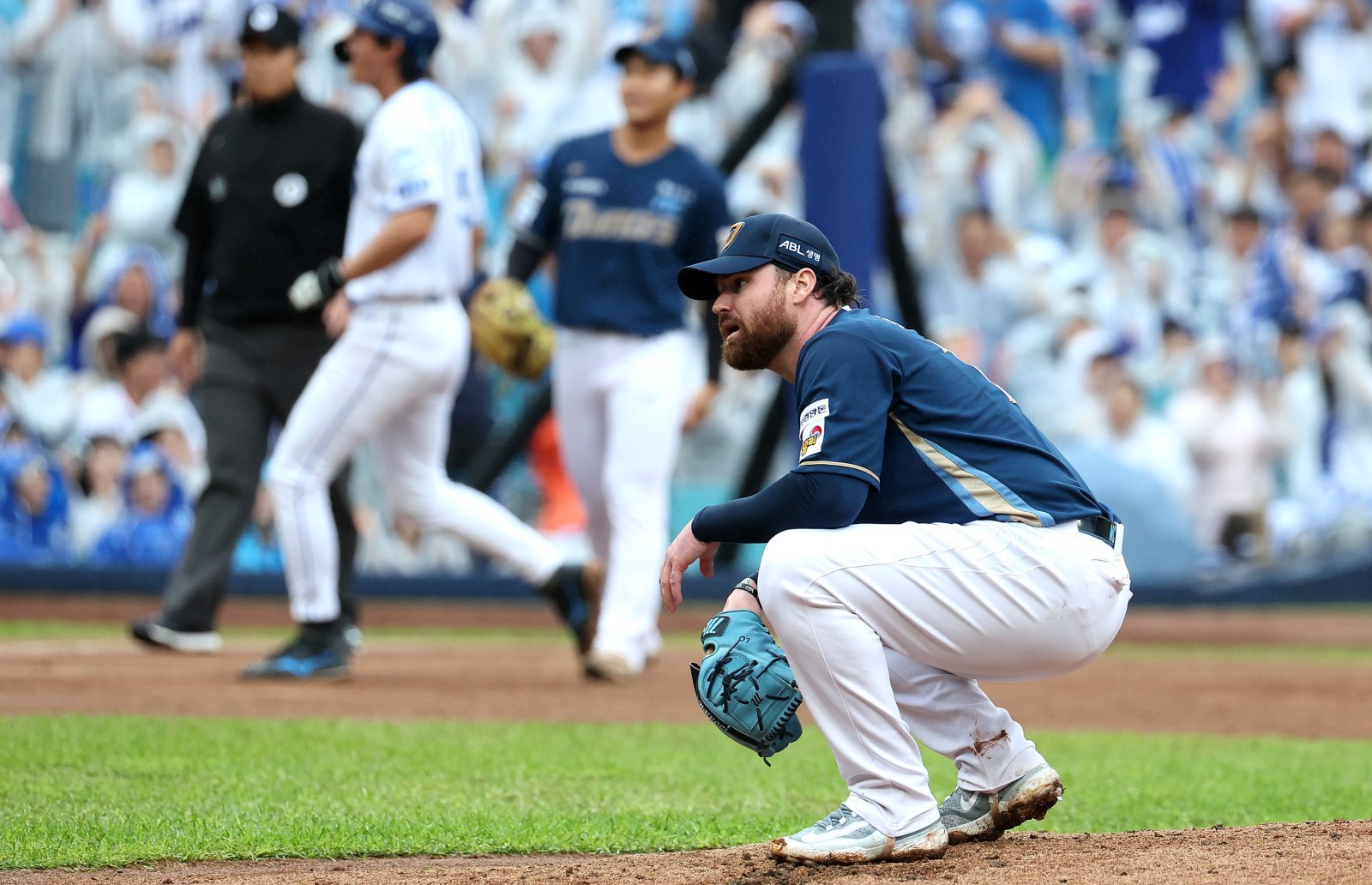 NC 외국인투수 로건 앨런이 7일 대구 삼성과 WC 결정 2차전서 1회말 강민호에게 볼넷을 내준 뒤 아쉬워하고 있다. 로건은 1회에만 볼넷 4개를 내주며 역대 PS 한 이닝 최다 4사구 허용 타이기록의 불명예를 썼다. 대구ㅣ뉴시스