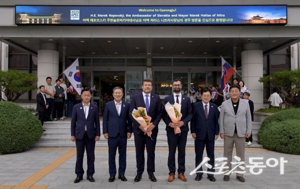 주낙영 경주시장이 주한슬로바키아 대사와 니트라시장의 경주방문 기념 촬영을 하고 있다. 사진제공 ㅣ 경주시