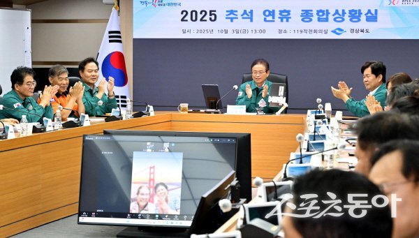 이철우 도지사가 산불 피해로 최근 새집에 입주한 주민과 영상 통화를 하면서 위로하고 있다. 사진제공 ㅣ 경북도