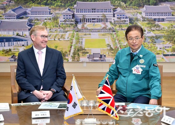 이철우 경상북도지사가 도청을 방문한 콜린 크룩스 주한 영국대사와 환담하고 있다. 사진제공 ㅣ 경북도