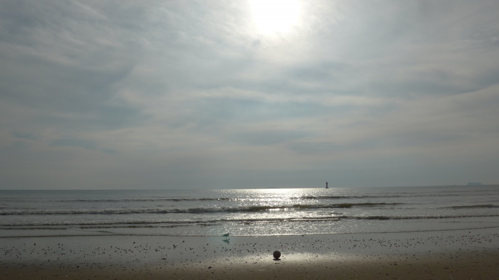 백사장항에서 꽃지해변까지 이어지는 해변길 5코스. 해무에 잠긴 바다가 걷는이의 생각을 천천히 식혀주는 길이다. 태안 | 양형모 기자