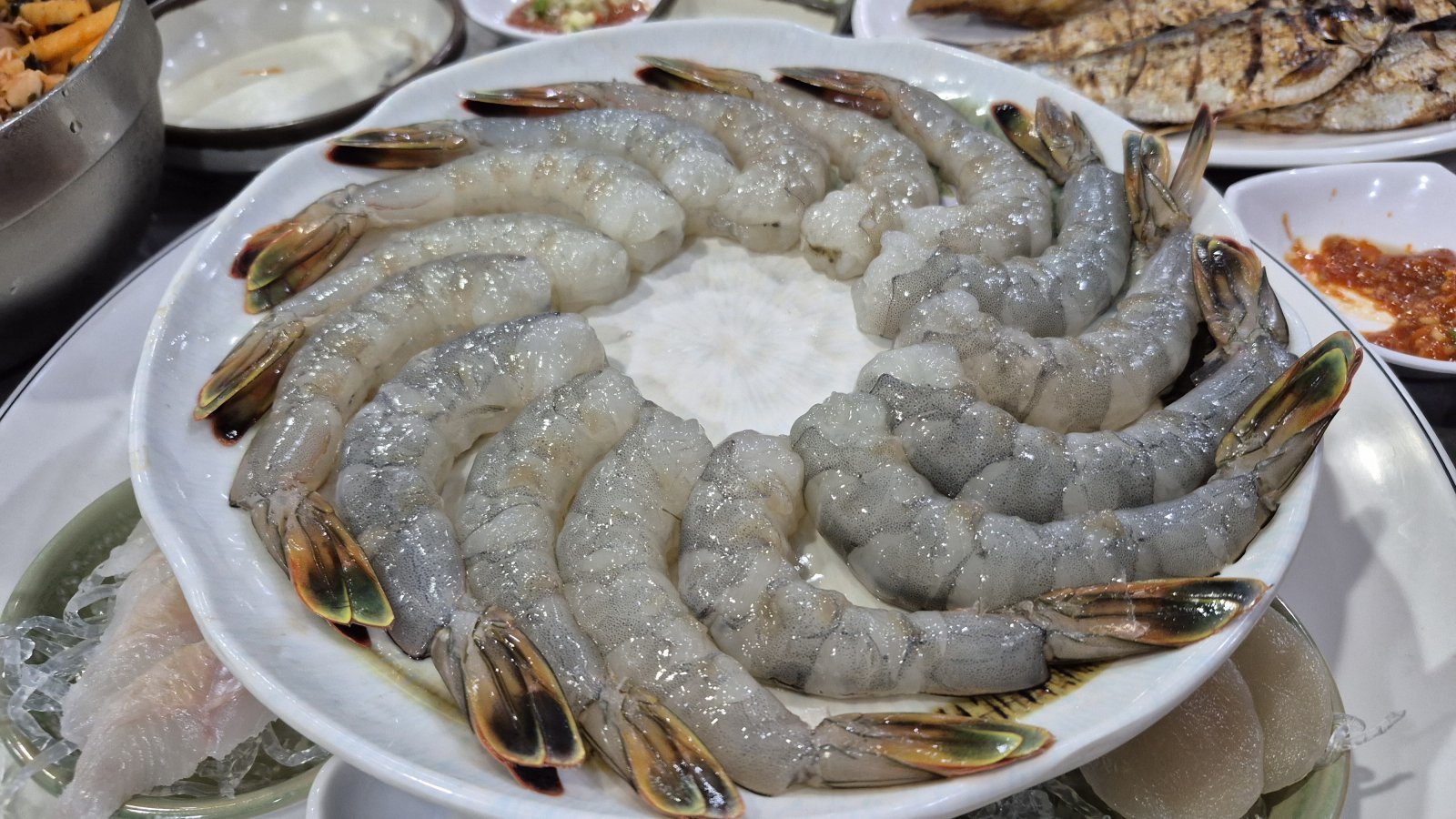 제철 대하의 화려한 자태. 껍질을 벗겨 회로 먹으면 입안에서 감칠맛이 폭발한다.