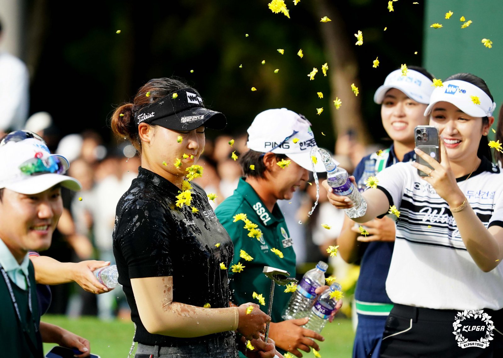김민솔이 10일 개막하는 K푸드 놀부·화미 마스터즈에서 2주 연속 우승 및 시즌 3승을 정조준한다. 지난주 동부건설·한국토지신탁 챔피언십에서 우승을 차지한 뒤 동료들의 축하를 받고 있는 김민솔. 사진제공 | KLPGA