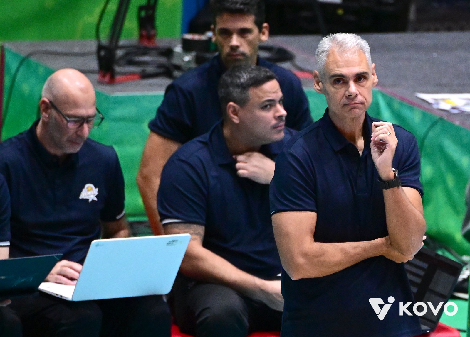 레오나르도 아폰소 KB손해보험 감독(오른쪽)이 지난달 15일 여수 진남체육관에서 열린 KOVO컵 조별리그 OK저축은행전 도중 코트를 바라보고 있다. 사진제공｜KOVO