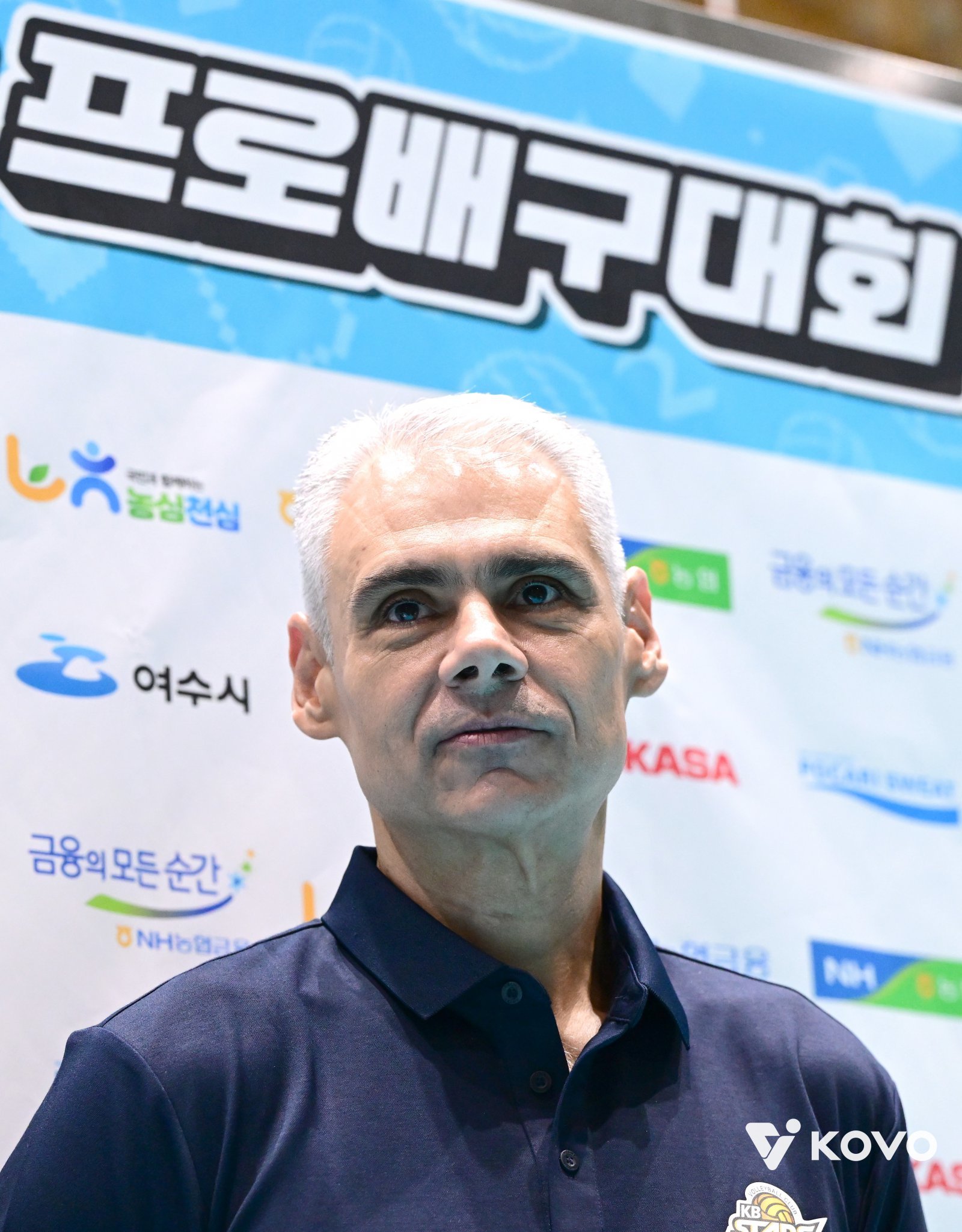 레오나르도 아폰소 KB손해보험 감독이 지난달 15일 여수 진남체육관에서 열린 KOVO컵 조별리그 OK저축은행전이 끝난 뒤 인터뷰를 하고 있다. 사진제공｜KOVO