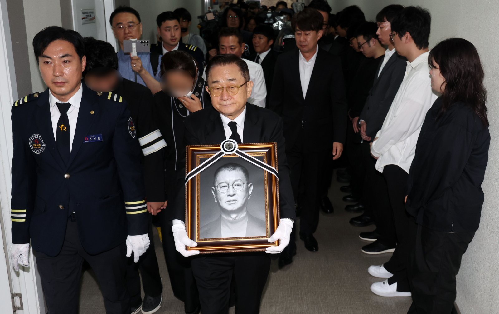 고 전유성의 노제가 치러진 9월 28일 오전 서울 영등포구 KBS 공개홀에서 개그맨 이홍렬이 고인의 영정을 들고 개그콘서트 녹화장으로 이동하고 있다.   뉴시스