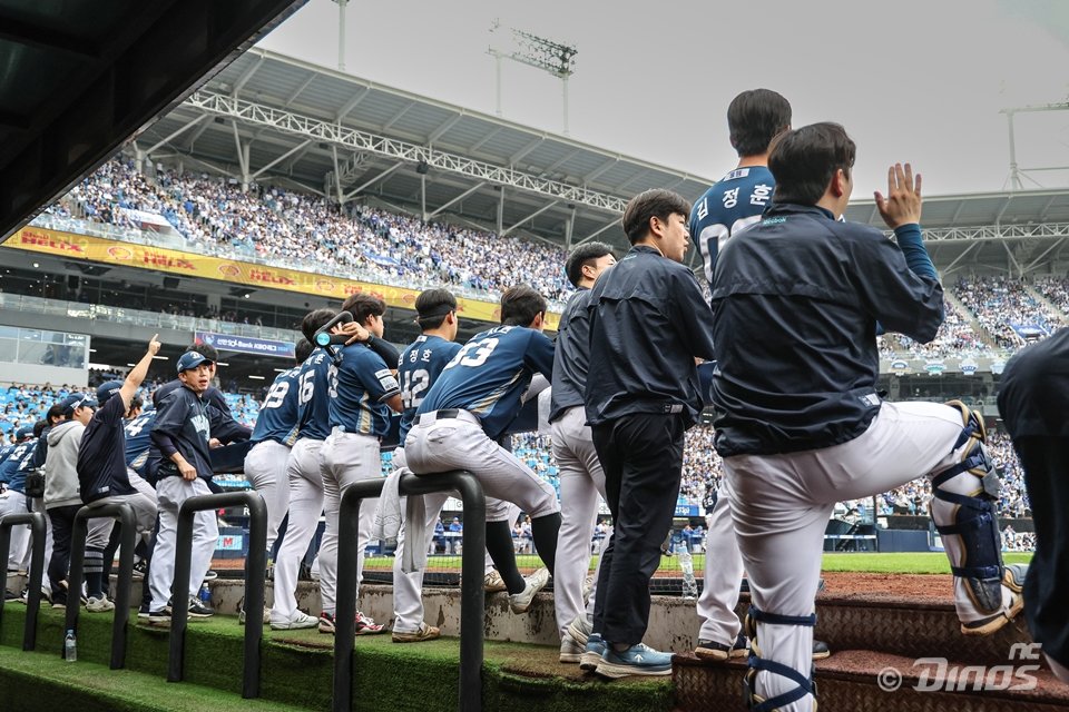 NC는 이달 7일 대구삼성라이온즈파크에서 열린 삼성 라이온즈와 2025 KBO 포스트시즌(PS) 와일드카드(WC) 2차전에서 0-3으로 패하며 PS에서 탈락했다. 그러나 팀은 저력을 선보이며 강팀 도약의 발판을 마련했다. 사진제공｜NC 다이노스