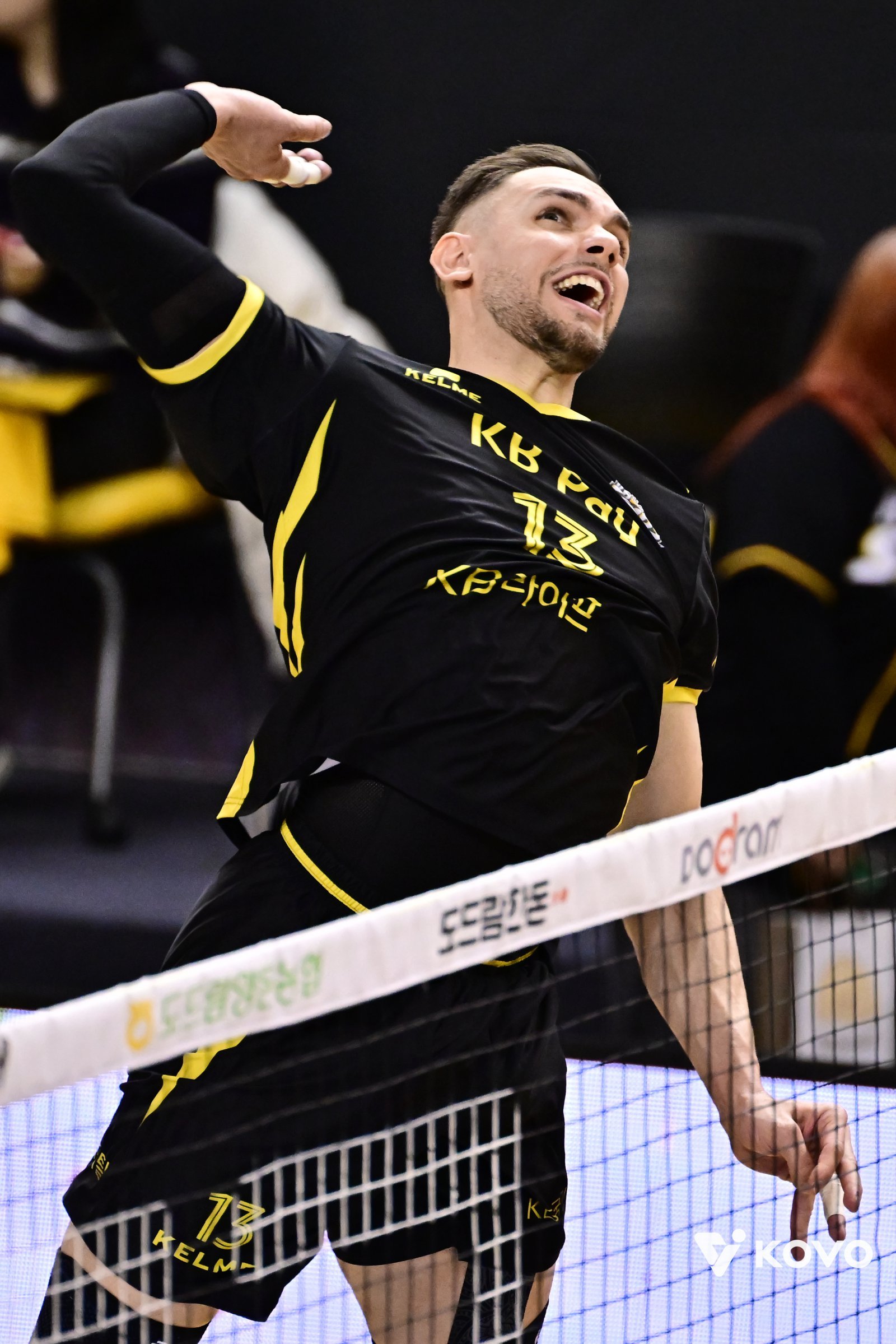 KB손해보험 비예나가 3월 대한항공과 V리그 PO 3차전에서 스파이크를 하고 있다. 지난 시즌 압도적 득점력으로 팀의 정규시즌 2위를 견인한 그는 새로운 책임감으로 새 시즌을 맞는다. 사진제공|KOVO