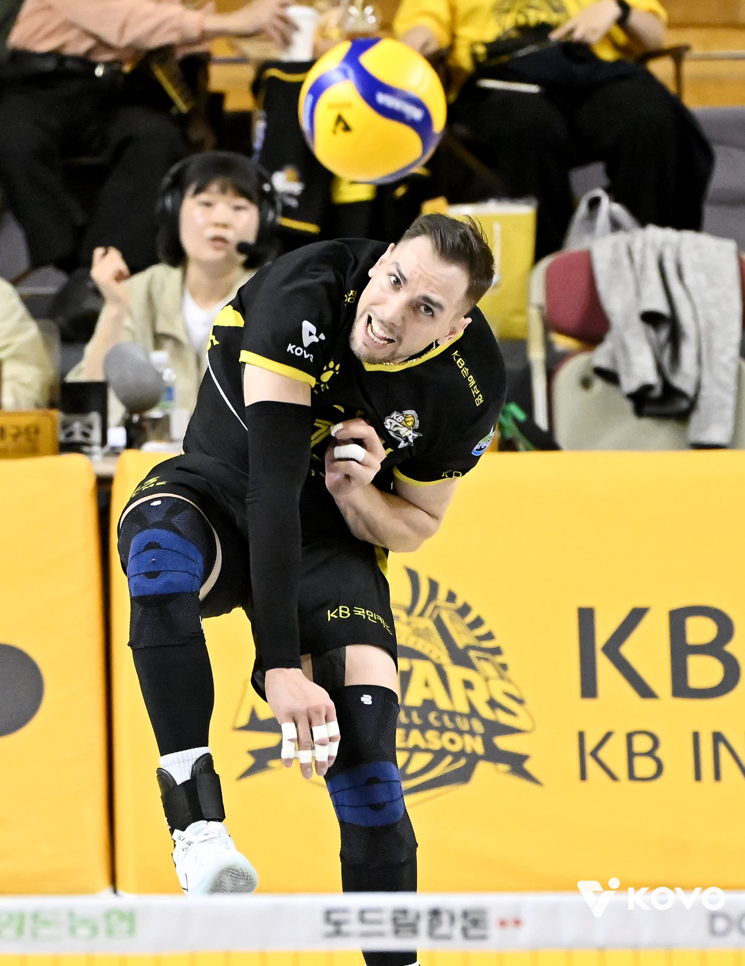 KB손해보험 비예나가 3월 대한항공과 V리그 PO 3차전에서 서브를 하고 있다. 지난 시즌 압도적 득점력으로 팀의 정규시즌 2위를 견인한 그는 새로운 책임감으로 새 시즌을 맞는다. 사진제공|KOVO