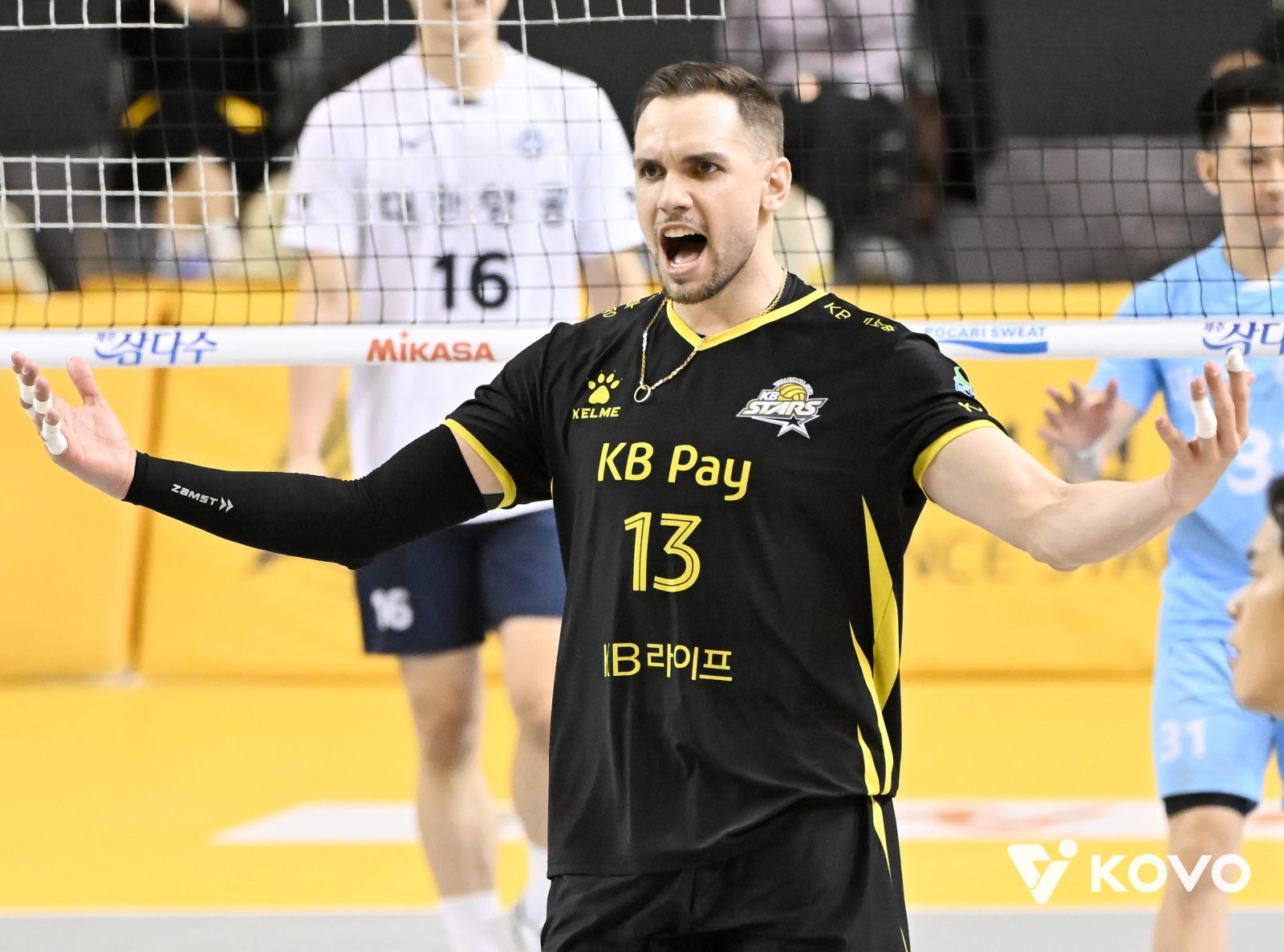KB손해보험 비예나가 3월 대한항공과 V리그 PO 3차전에서 득점 후 기뻐하고 있다. 지난 시즌 압도적 득점력으로 팀의 정규시즌 2위를 견인한 그는 새로운 책임감으로 새 시즌을 맞는다. 사진제공|KOVO