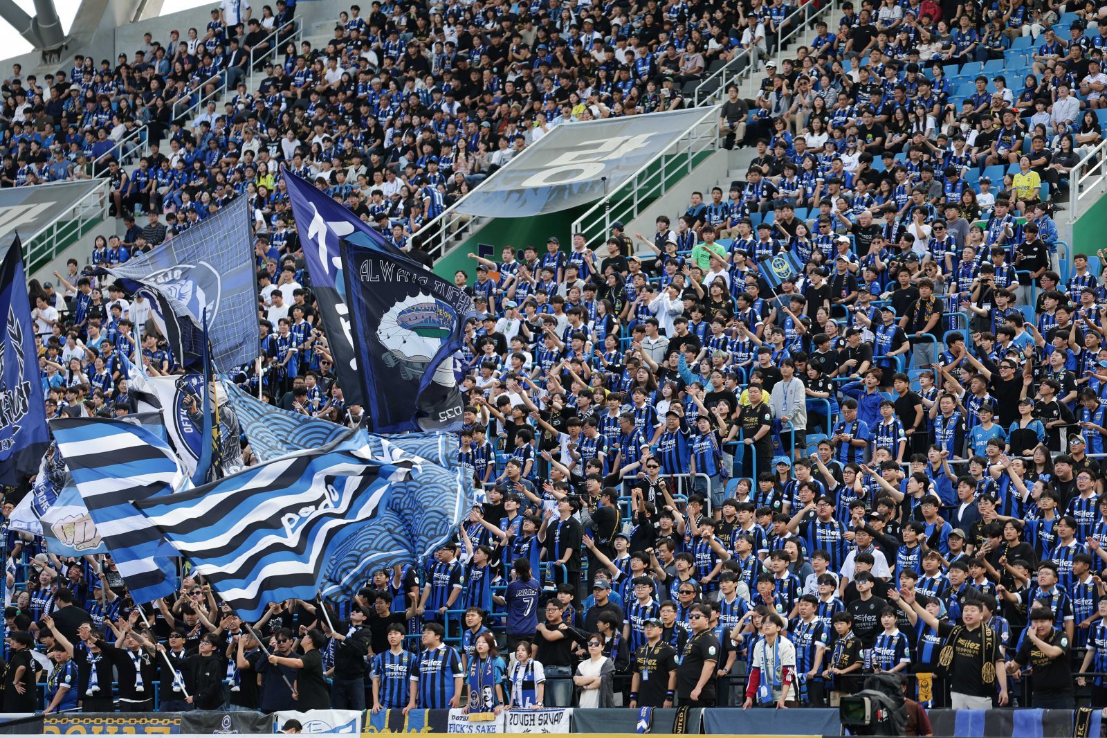 인천은 8일 수원전 1-1 무승부로 K리그1 승격의 8부능선을 넘었다. 윤정환 감독이 비시즌 내내 강조한 신구조화가 빛을 발한 덕분이다. 사진은 수원전 당일 인천축구전용경기장을 가득 채운 팬들. 사진제공│한국프로축구연맹