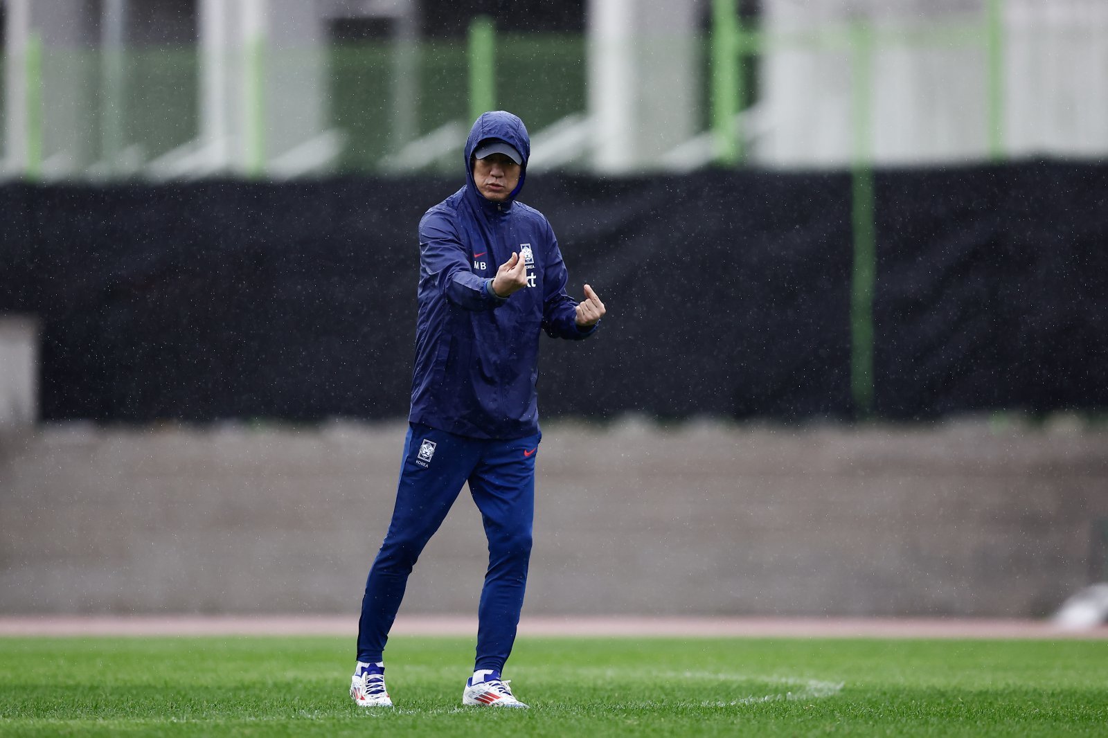 축구대표팀 홍명보 감독이 브라질전을 앞두고 고양종합운동장에서 진행된 훈련 도중 생각에 잠겨 있다. 사진제공｜대한축구협회