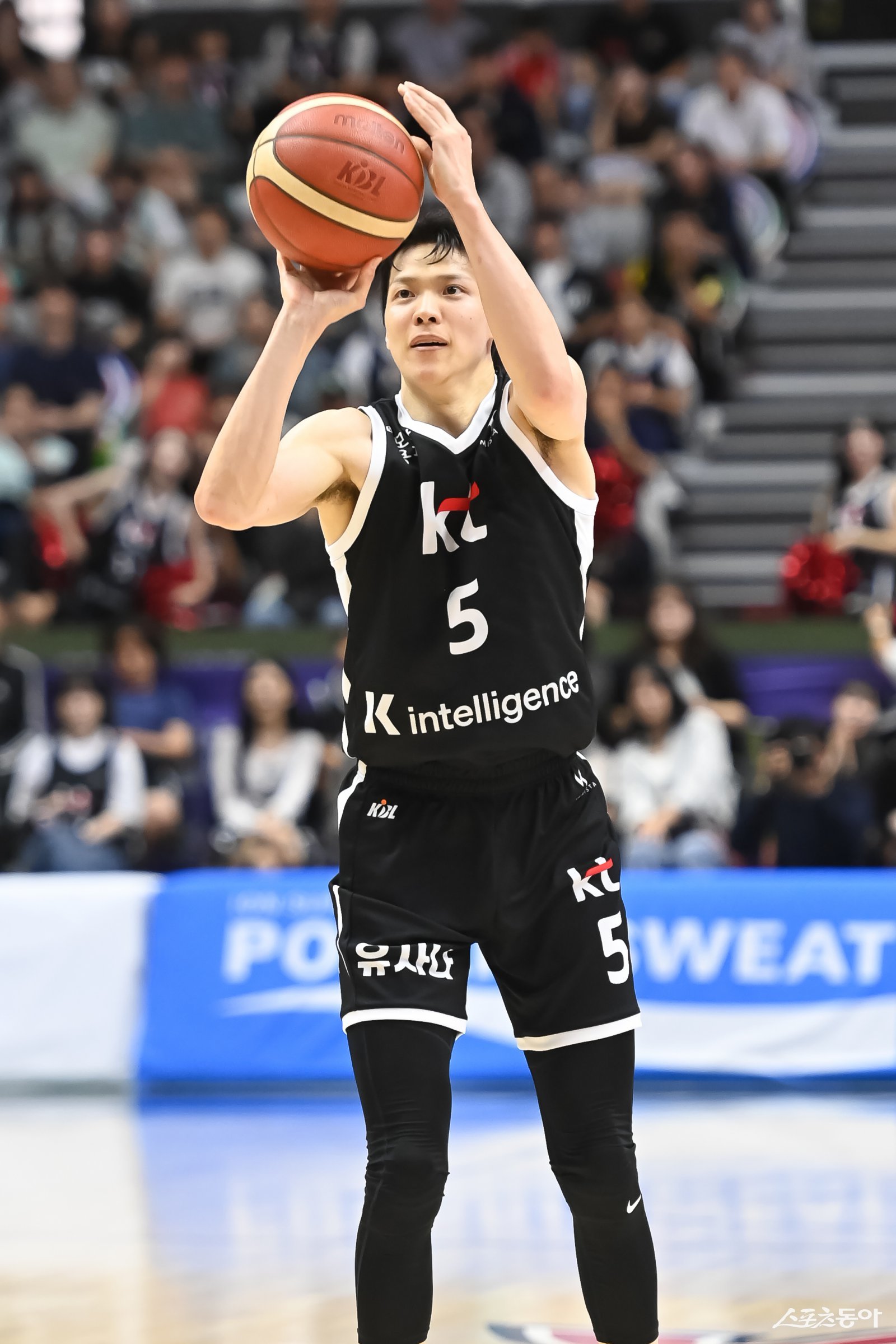KT 김선형이 9일 수원KT소닉붐아레나에서 열린 삼성과 홈경기 4쿼터 3점슛을 시도하고 있다. 사진제공｜KBL