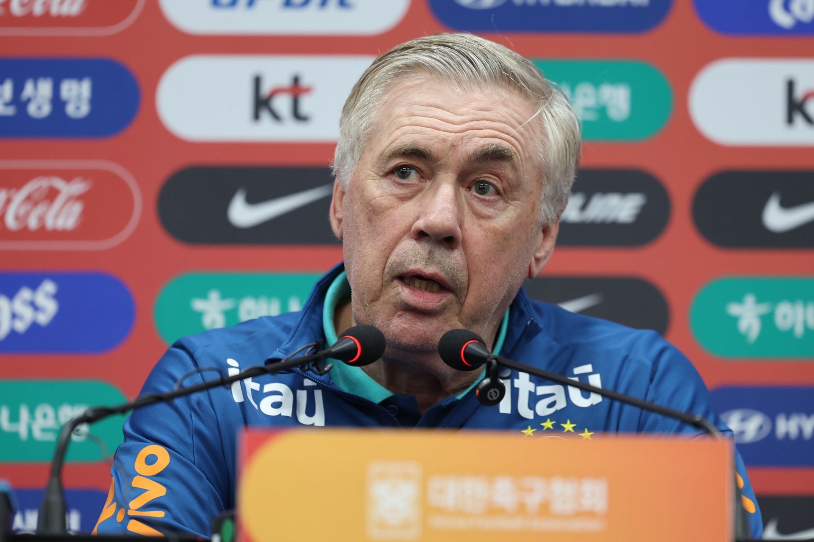 카를로 안첼로티 브라질축구대표팀 감독이 한국전을 하루 앞둔 9일 서울월드컵경기장에서 진행된 사전 기자회견에서 취재진의 질문에 대답하고 있다. 북중미월드컵 개막까지 약 8개월 남은 현재 브라질에 복병인 한국과 평가전은 타 대륙 팀의 수준을 파악하고 변수를 대비할 수 있는 기회다. 상암│뉴시스