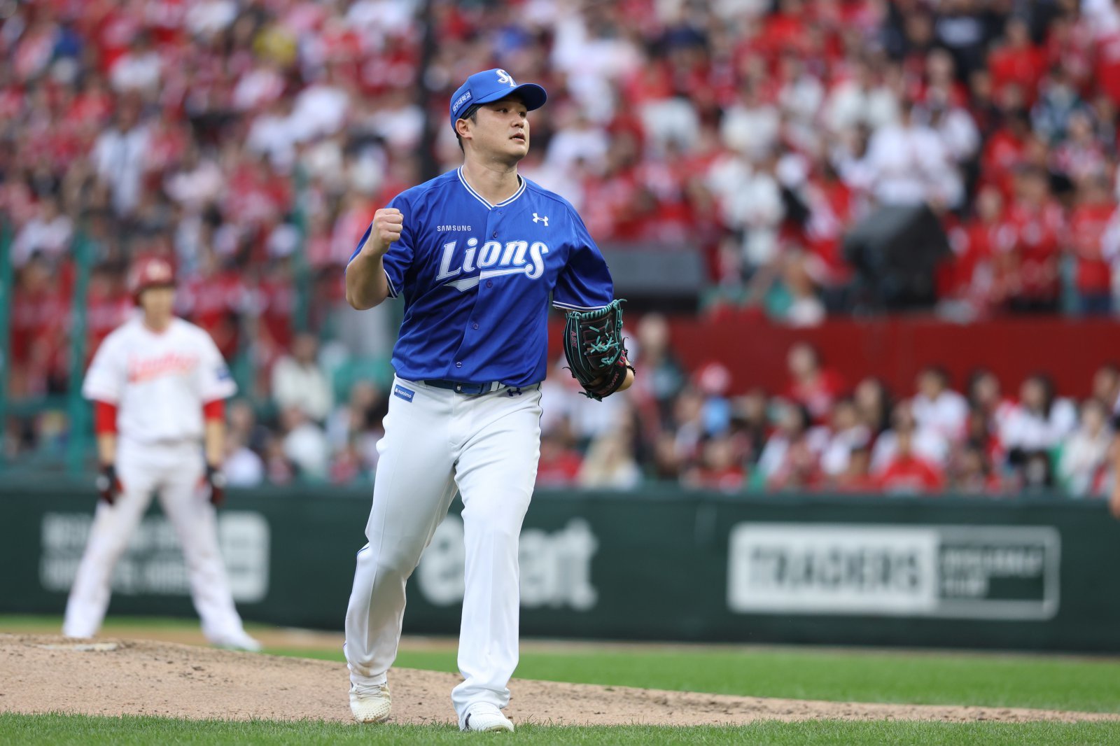 삼성 최원태가 9일 인천 SSG랜더스필드에서 열린 2025 KBO 포스트시즌(PS) SSG와 준플레이오프(준PO) 1차전에 선발투수로 등판해 삼진을 잡은 뒤 주먹을 불끈 쥐어보이고 있다. 최원태는 6이닝 8탈삼진 무실점 쾌투로 자신의 PS 첫 승을 만들었다. 사진제공|삼성 라이온즈