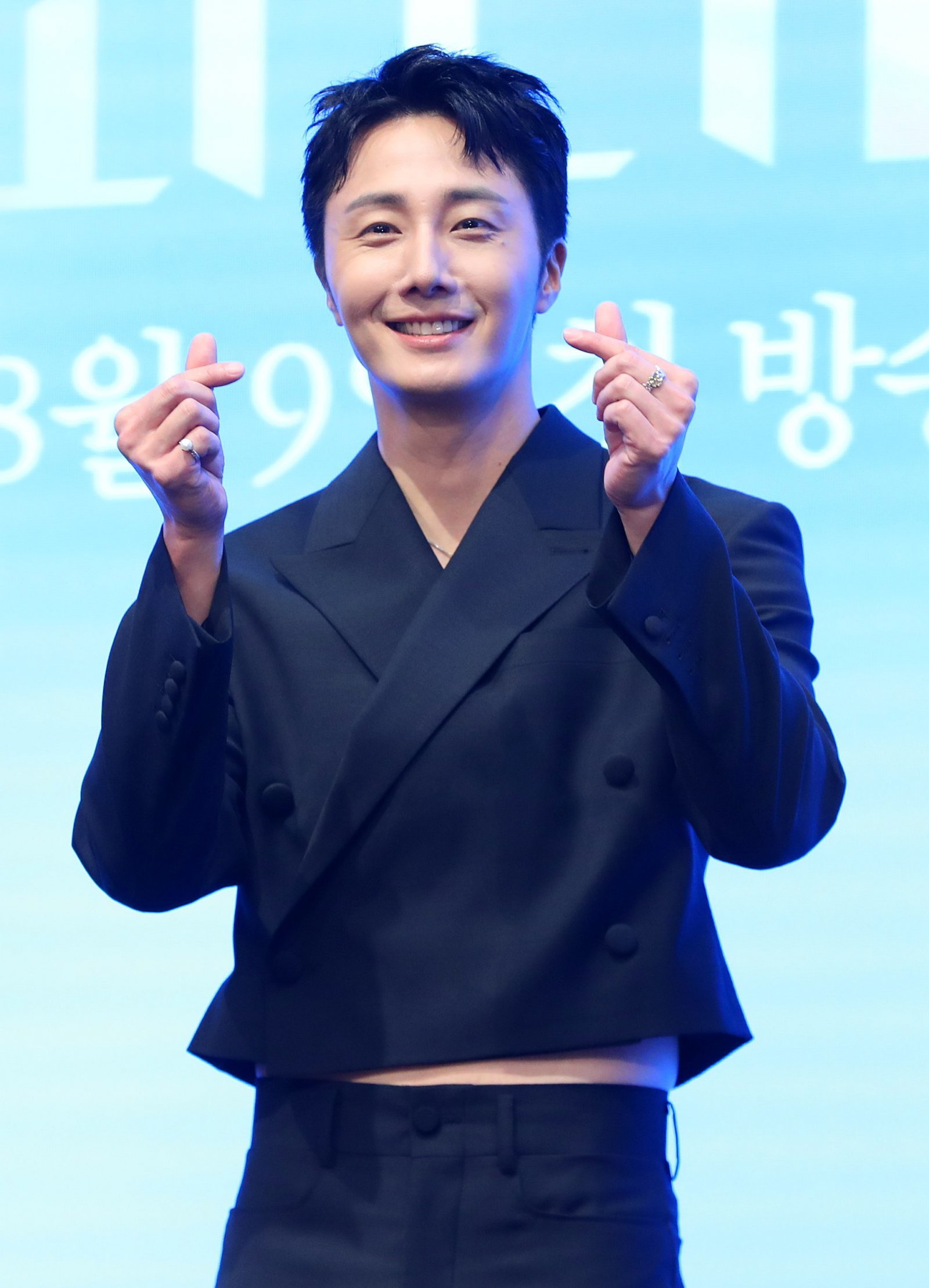 [서울=뉴시스] 김혜진 기자 = 배우 정일우가 6일 오후 서울 구로구 더세인트에서 열린 KBS2 새 주말드라마 ‘화려한 날들’ 제작발표회에서 포즈를 취하고 있다. 2025.08.06. jini@newsis.com