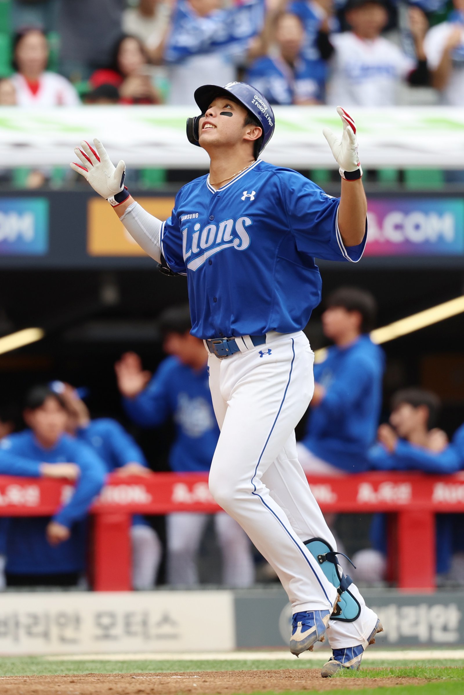 삼성 라이온즈의 ‘2003년생 듀오’ 이재현, 김영웅이 9일 인천 SSG와 준PO 1차전에서 결정적 홈런을 쳐내며 팀의 5-2 승리를 이끌었다. 3회초 2점홈런을 쳐낸 뒤 그라운드를 돌며 환호하는 김영웅. 인천｜뉴시스