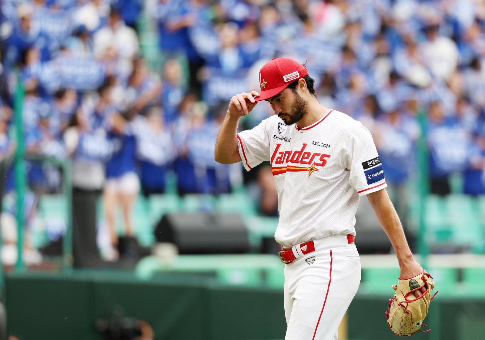 SSG 미치 화이트가 9일 인천 SSG랜더스필드에서 열린 삼성과 준플레이오프 1차전 3회초에 김영웅에게 2점홈런을 허용한 데 이어 김태훈에게도 안타를 허용한 뒤 마운드를 내려가고 있다. 인천｜뉴시스