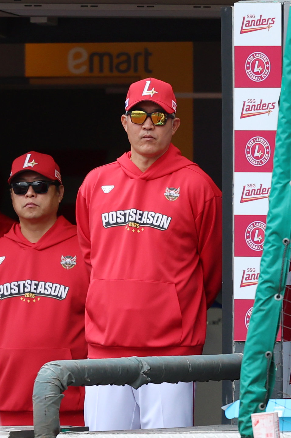 SSG 이숭용 감독(오른쪽)이 9일 인천 SSG랜더스필드에서 열린 2025 KBO 포스트시즌 삼성과 준플레이오프 1차전에서 경기를 지켜보고 있다. 인천|뉴시스