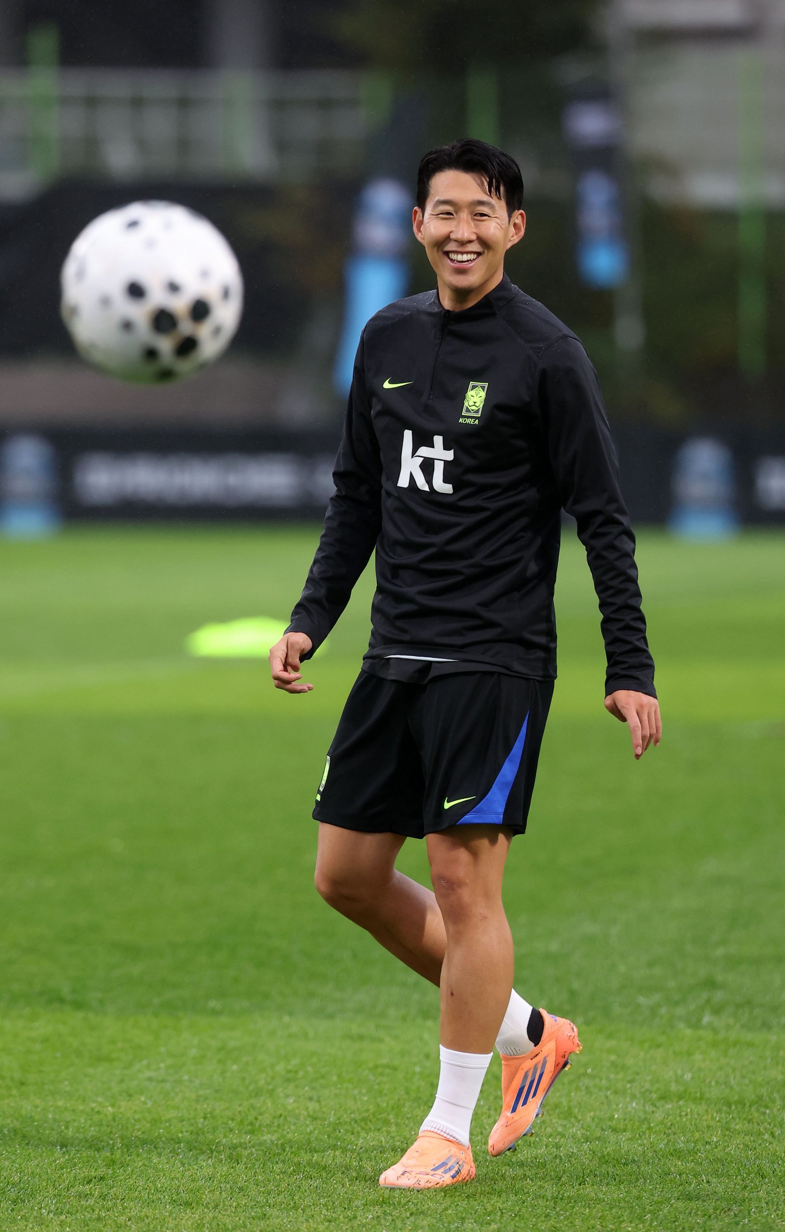 축구대표팀 주장 손흥민이 브라질과의 평가전을 앞둔 7일 고양종합운동장 보조경기장에서 훈련을 하며 환하게 웃고 있다. 고양｜뉴시스