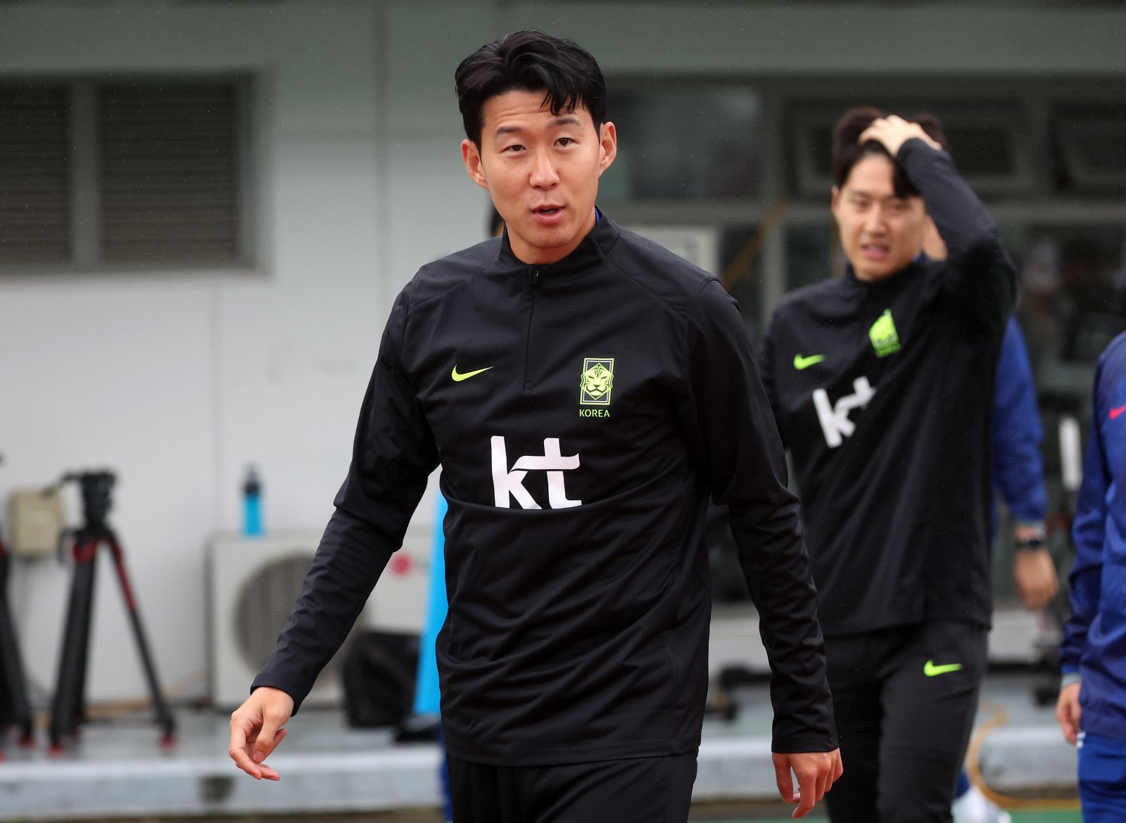 축구대표팀 주장 손흥민이 7일 고양종합운동장 보조경기장에서 열린 훈련을 위해 그라운드로 들어서고 있다. 고양｜뉴시스