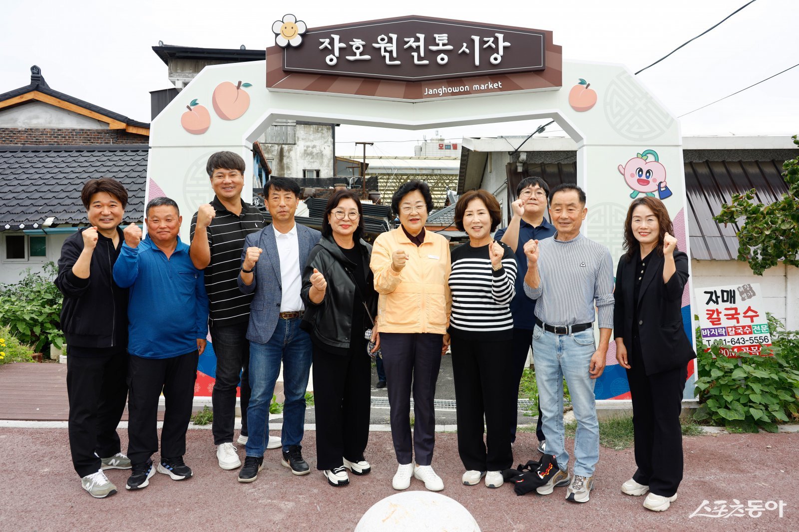 김경희 이천시장은 추석을 앞둔 지난 10월 4일 관내 관고전통시장과 장호원전통시장을 방문해 상인들을 직접 만나 소통하며 민생 현장을 살폈다. 사진제공|이천시