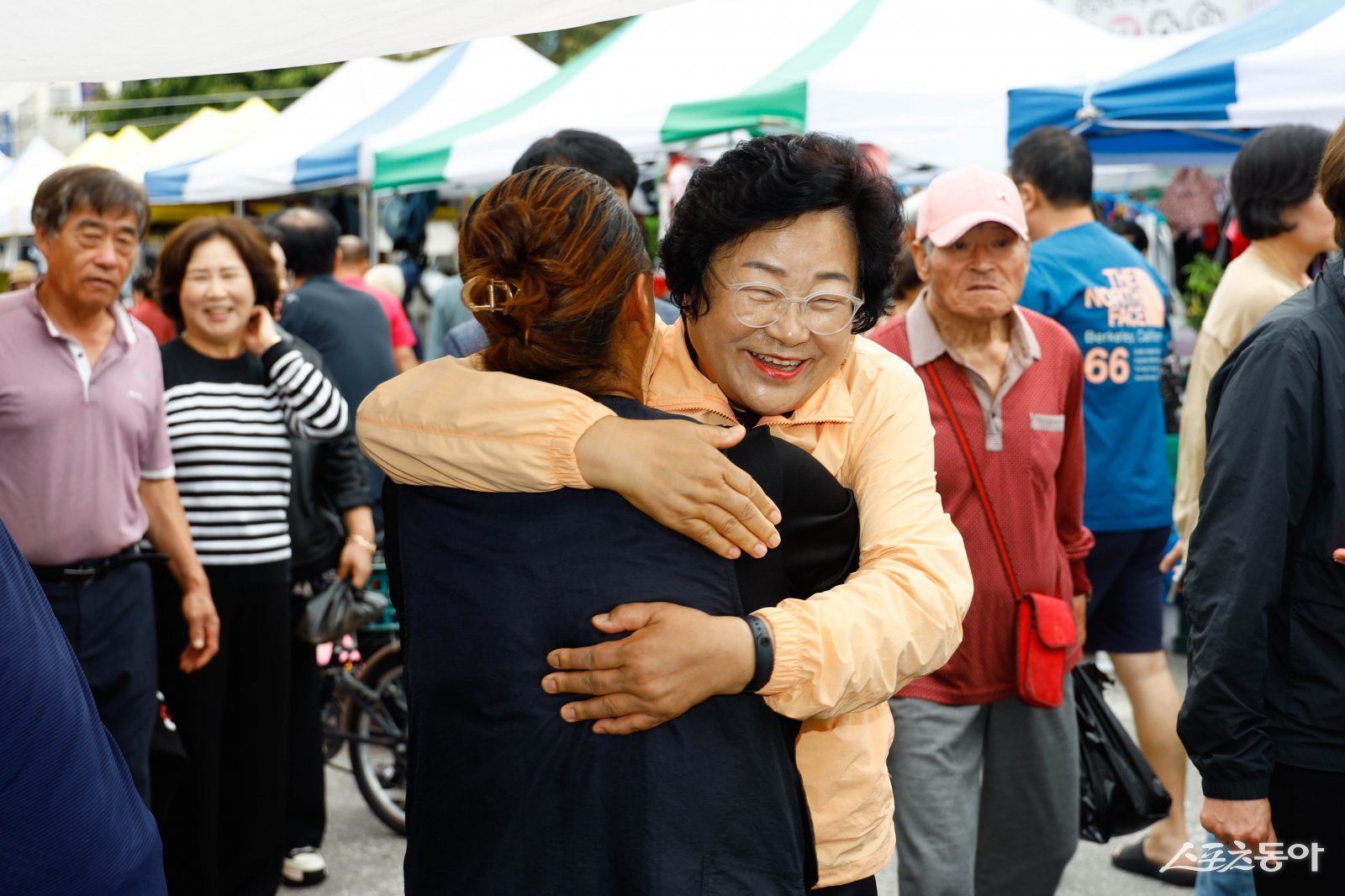 김경희 이천시장은 추석을 앞둔 지난 10월 4일 관내 관고전통시장과 장호원전통시장을 방문해 상인들을 직접 만나 소통하며 민생 현장을 살폈다. 사진제공|이천시