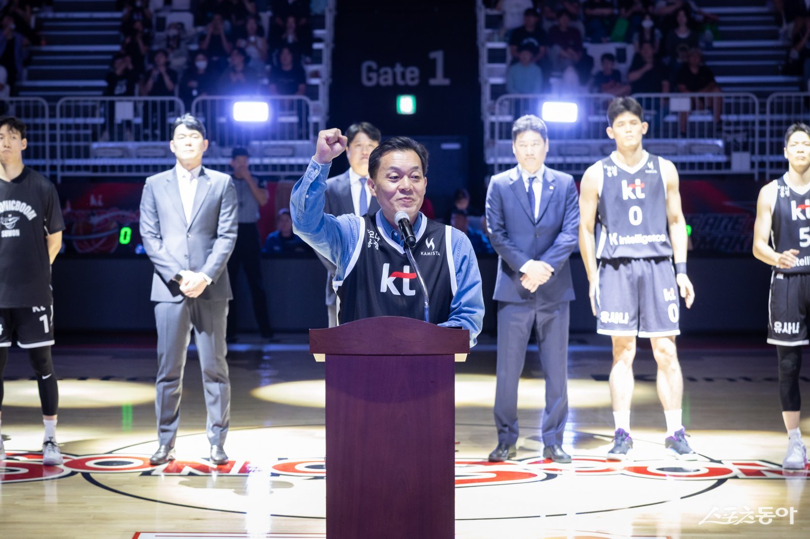 이재준 수원시장이 수원KT소닉붐을 응원하고 있다. 사진제공|수원시