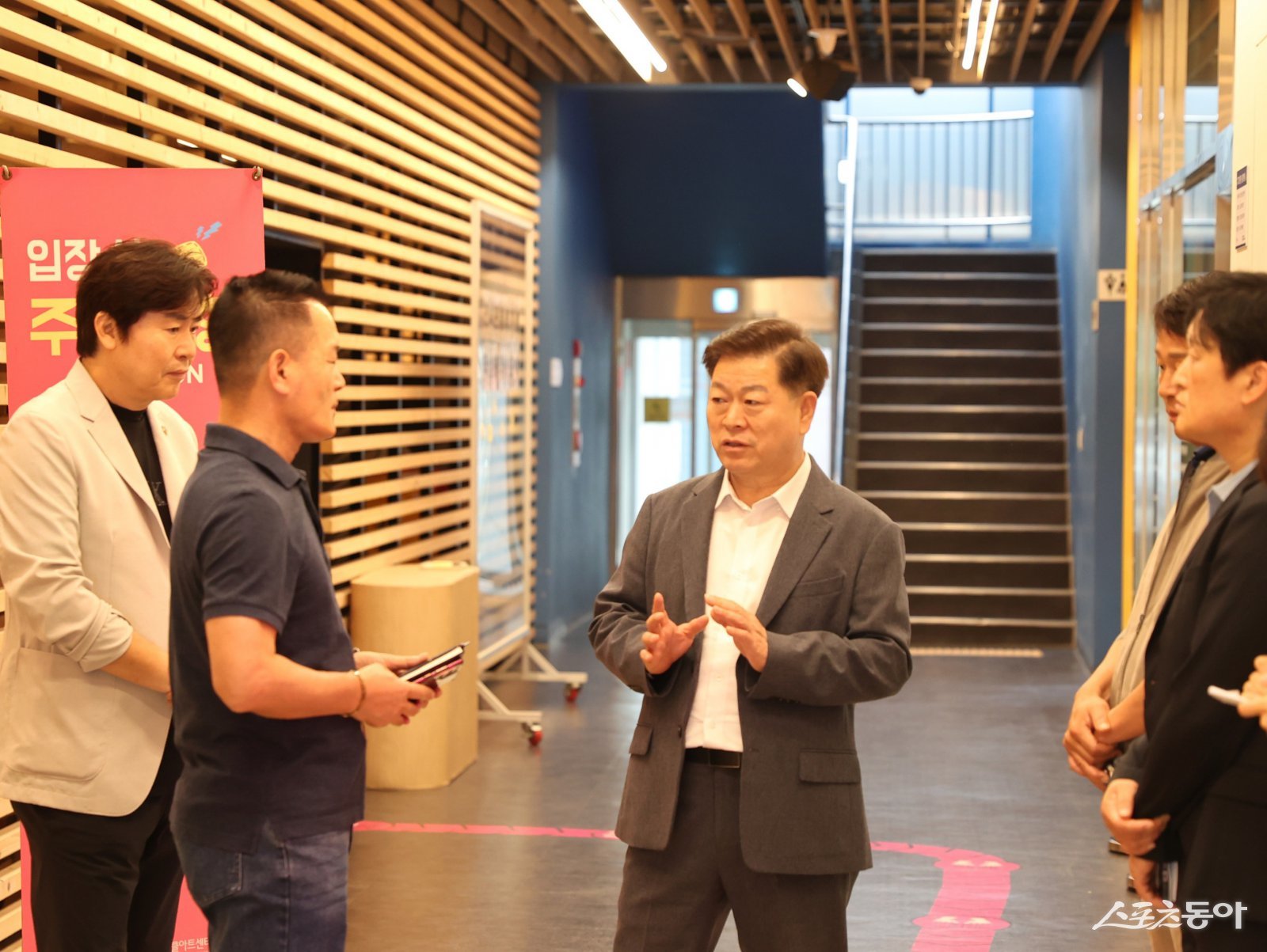 박승원 광명시장이 지난 3일 광명동굴을 찾아 현장 관계자에게 안전을 당부하고 있다. 사진제공|광명시