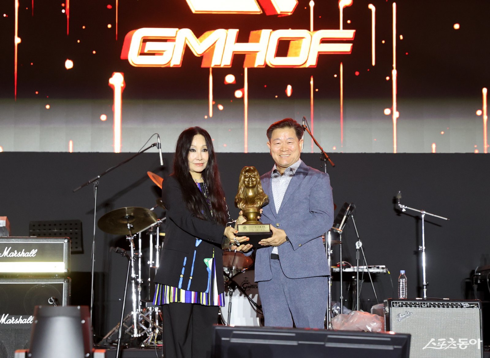 박승원 광명시장(사진 오른쪽)이 지난 4일 열린 ‘2025 페스티벌 광명’ 무대에서 가수 한영애에게 광명음악명예의전당 헌액 시상 후 기념사진을 촬영하고 있다. 사진제공|광명시