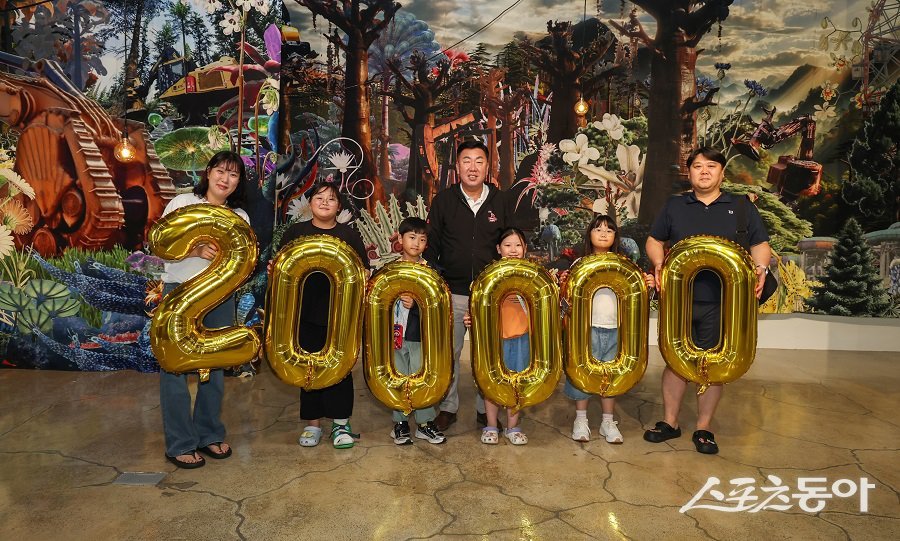 한가위 연휴 사흘째이자 개막 32일 차인 지난 5일 낮 1시 40분경, 청주공예비엔날레에 20만 번째 관람객이 탄생했다(20만 번째 관람객 왼쪽 윤선경 씨). 사진제공|청주시