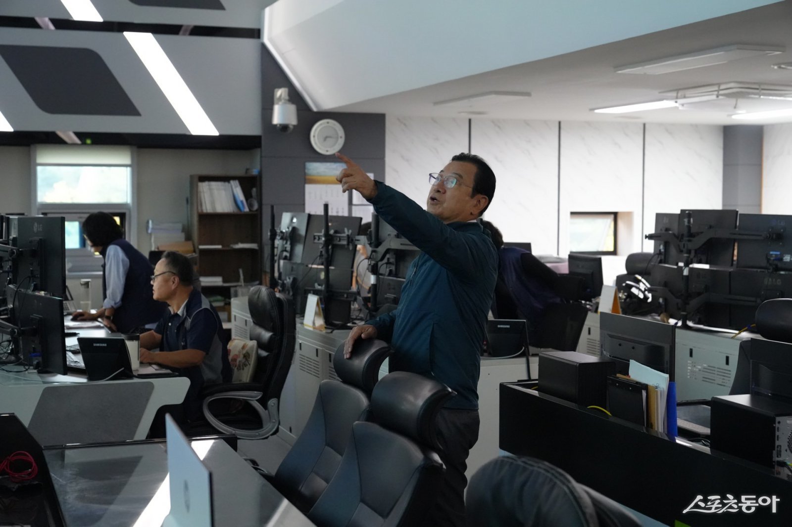 추석을 하루 앞둔 지난 10월 5일, 이현재 하남시장은 시민들이 안전하고 행복한 명절을 보낼 수 있도록 보이지 않는 곳에서 헌신하는 관계자들을 격려하고 감사의 마음을 전하기 위해 이른 새벽부터 분주한 하루를 보냈다. 사진제공|하남시