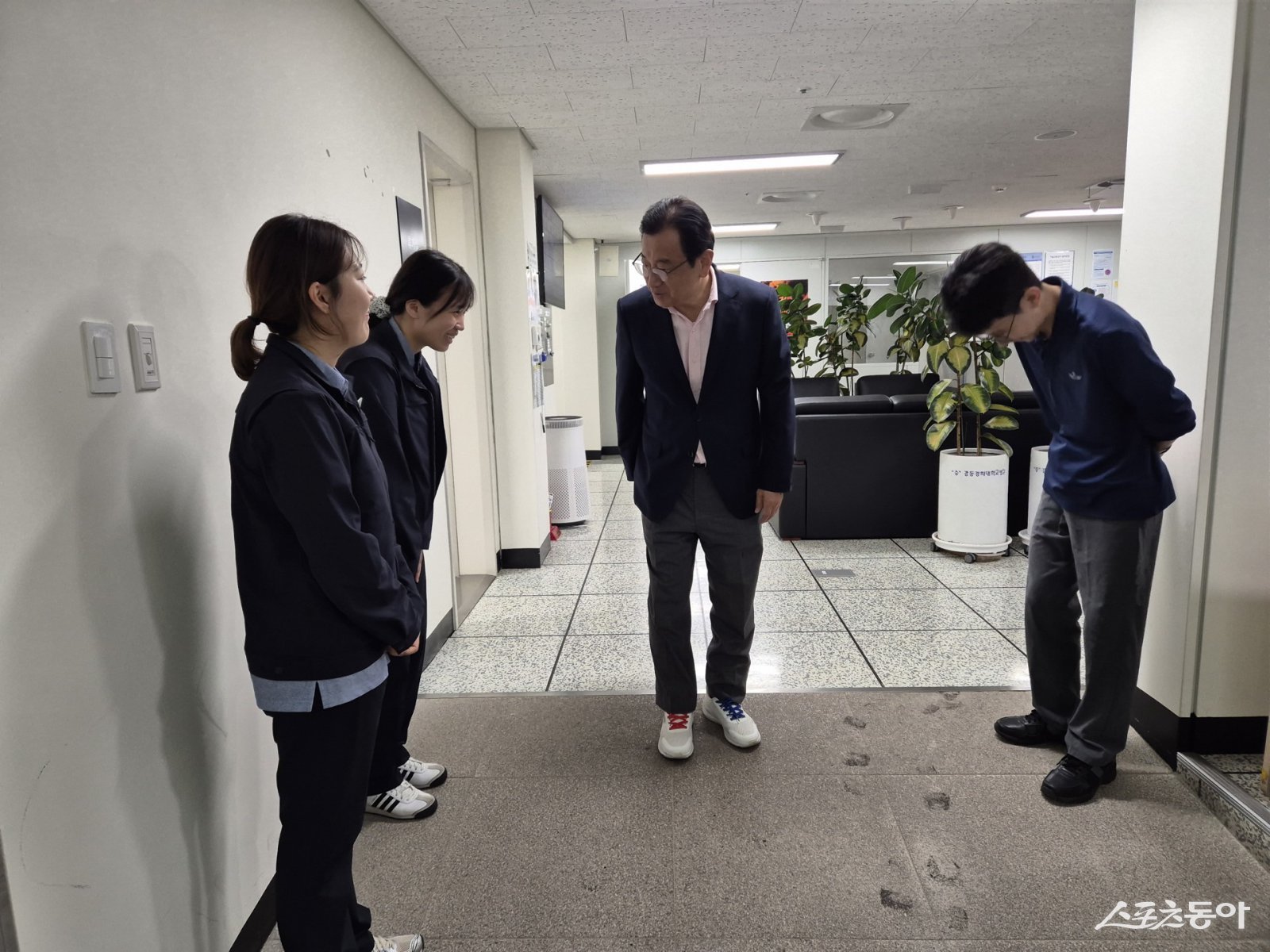 추석을 하루 앞둔 지난 10월 5일, 이현재 하남시장은 시민들이 안전하고 행복한 명절을 보낼 수 있도록 보이지 않는 곳에서 헌신하는 관계자들을 격려하고 감사의 마음을 전하기 위해 이른 새벽부터 분주한 하루를 보냈다. 사진제공|하남시