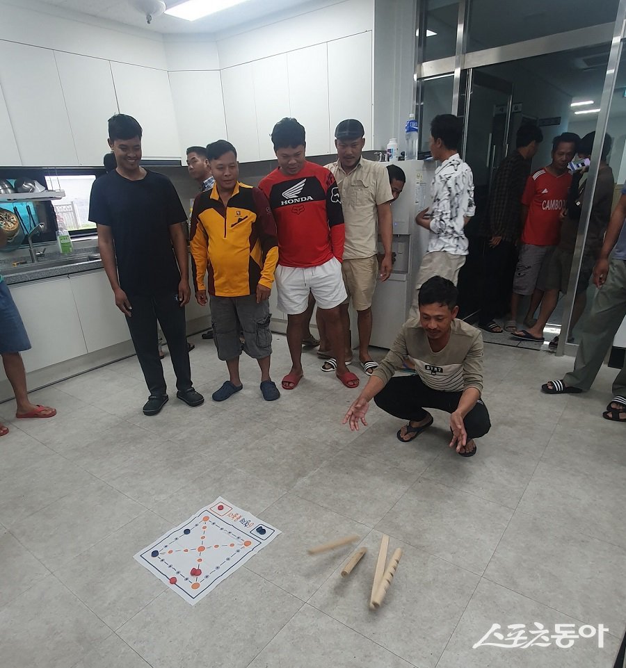 충북 괴산군(군수 송인헌)은 추석을 맞아 6일 농촌 외국인근로자 기숙사에서 ‘추석맞이 한마당 행사’를 개최했다. 사진제공|괴산군