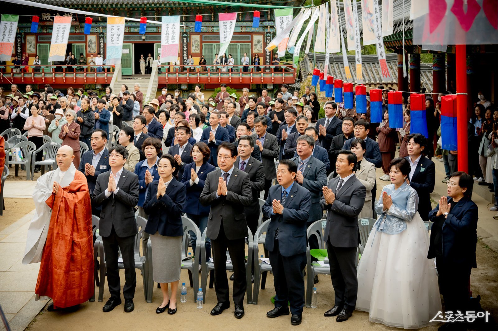 조성대 의장(앞 윈쪽 네번째)이 9일 남양주시 진접읍 봉선사 큰법당에서 열린 1056주년 개산대제 및 운허체 배포식에 참석하고 있다. 사진제공ㅣ남양주시의회