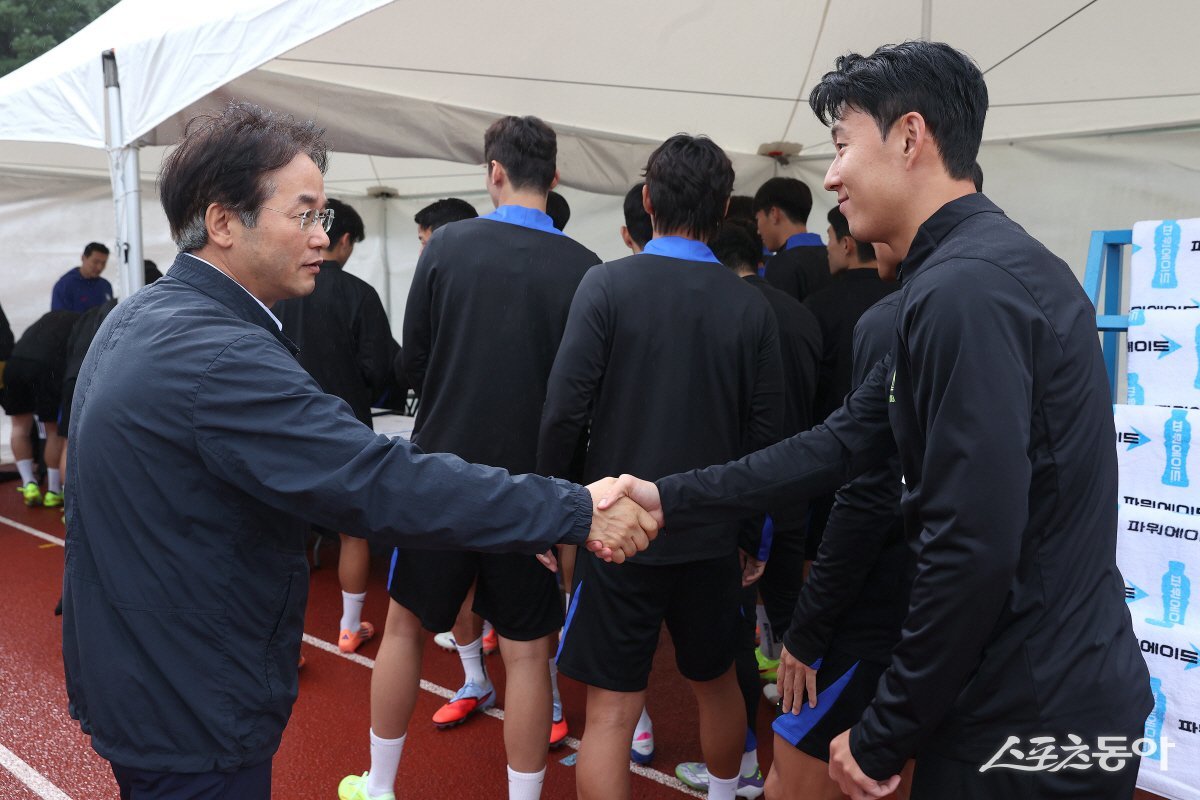 훈련에 들어가기 전 손흥민 선수(오른쪽)와 악수하고 있는 이동환 고양특례시장. 사진제공ㅣ고양시