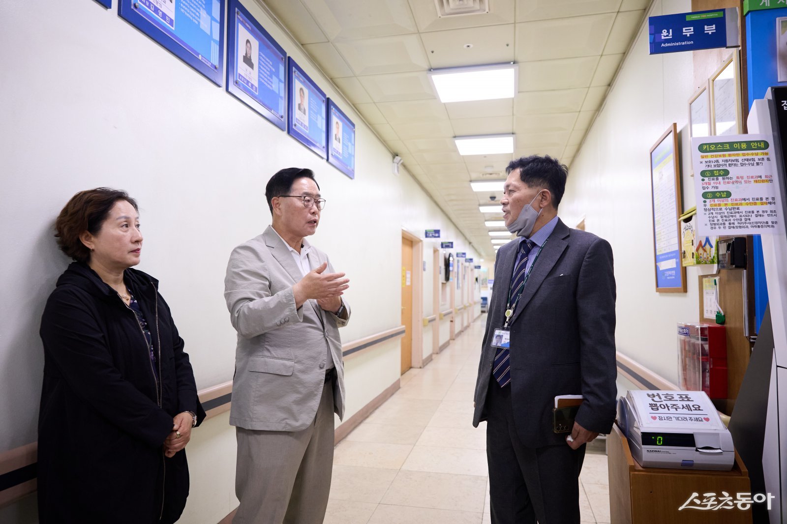 추석명절에 양주예쓰병원을 방문하여 격려하는 강수현 양주시장(가운뎨) 사진제공ㅣ양주시