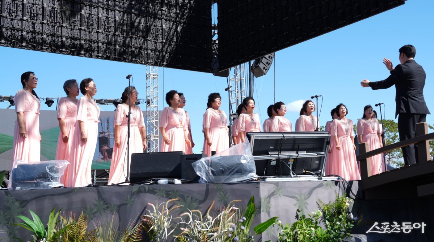 마을합창단이 ‘영산강에 울려 퍼지는 희망의 노래’를 주제로 공연을 하고 있다. 사진제공=나주시