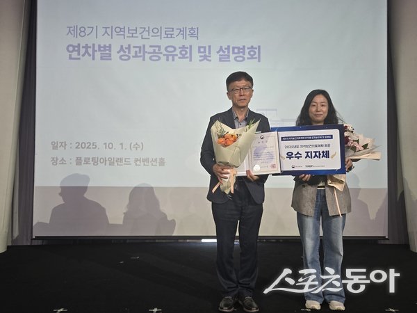 구미시가 2년 연속 보건복지부장관상을 수상한 후 기념촬영을 하고 있는 모습. 사진제공ㅣ구미시