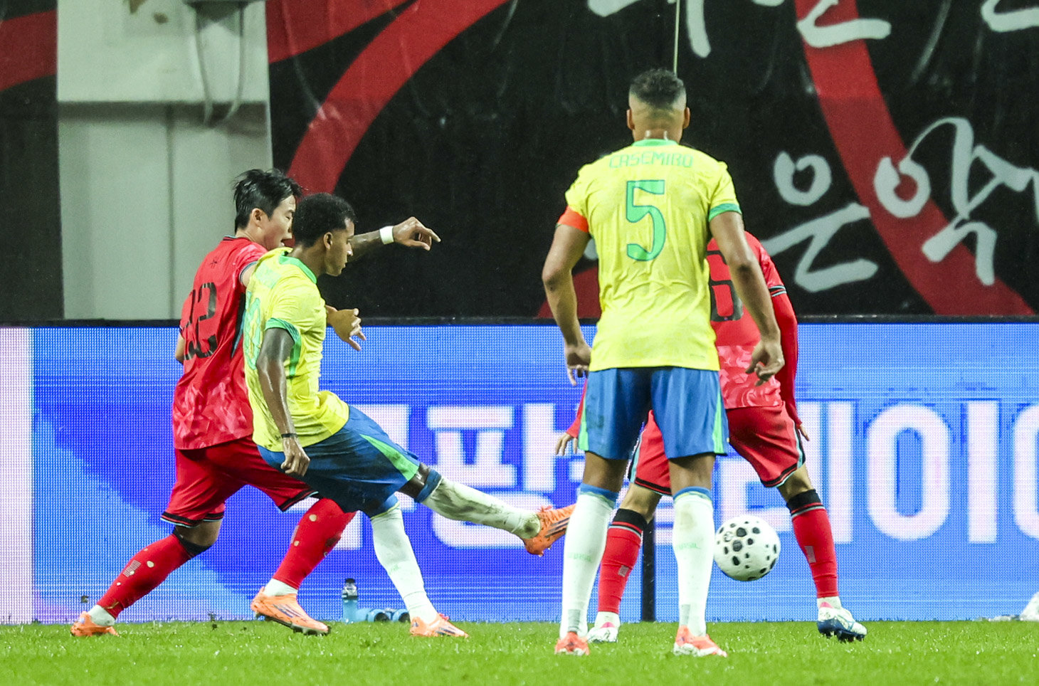 브라질 호드리구가 10일 서울월드컵경기장에서 열린 한국과의 평가전에서 브라질 호드리구가 전반 막판 추가골을 성공시키고 있다. 상암|뉴시스