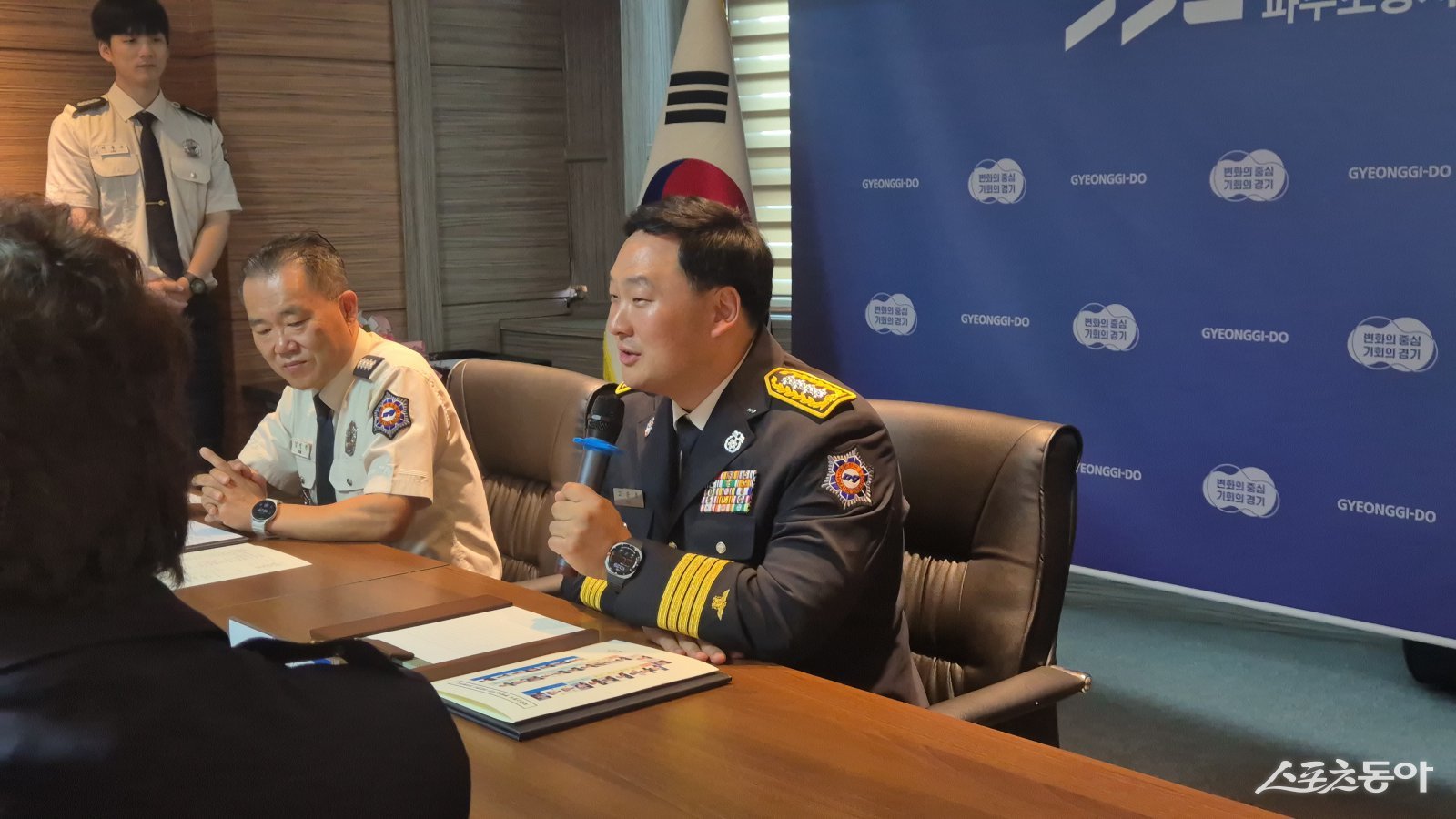 캠페인 이후 파주소방서로 이동한 고 의원은 1호 명예 결재를 시작으로 각 부서를 찾아 직원들을 격려하고 현안을 청취했다. 사진제공|고준호 의원(국민의힘, 파주1)